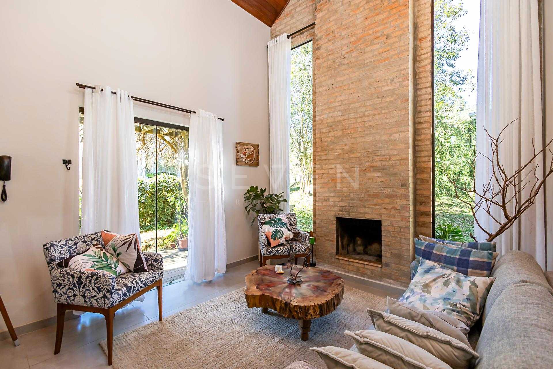 Casa com Toques Rústicos  3 Quartos, Suíte, Lareira, SPA no Pi...