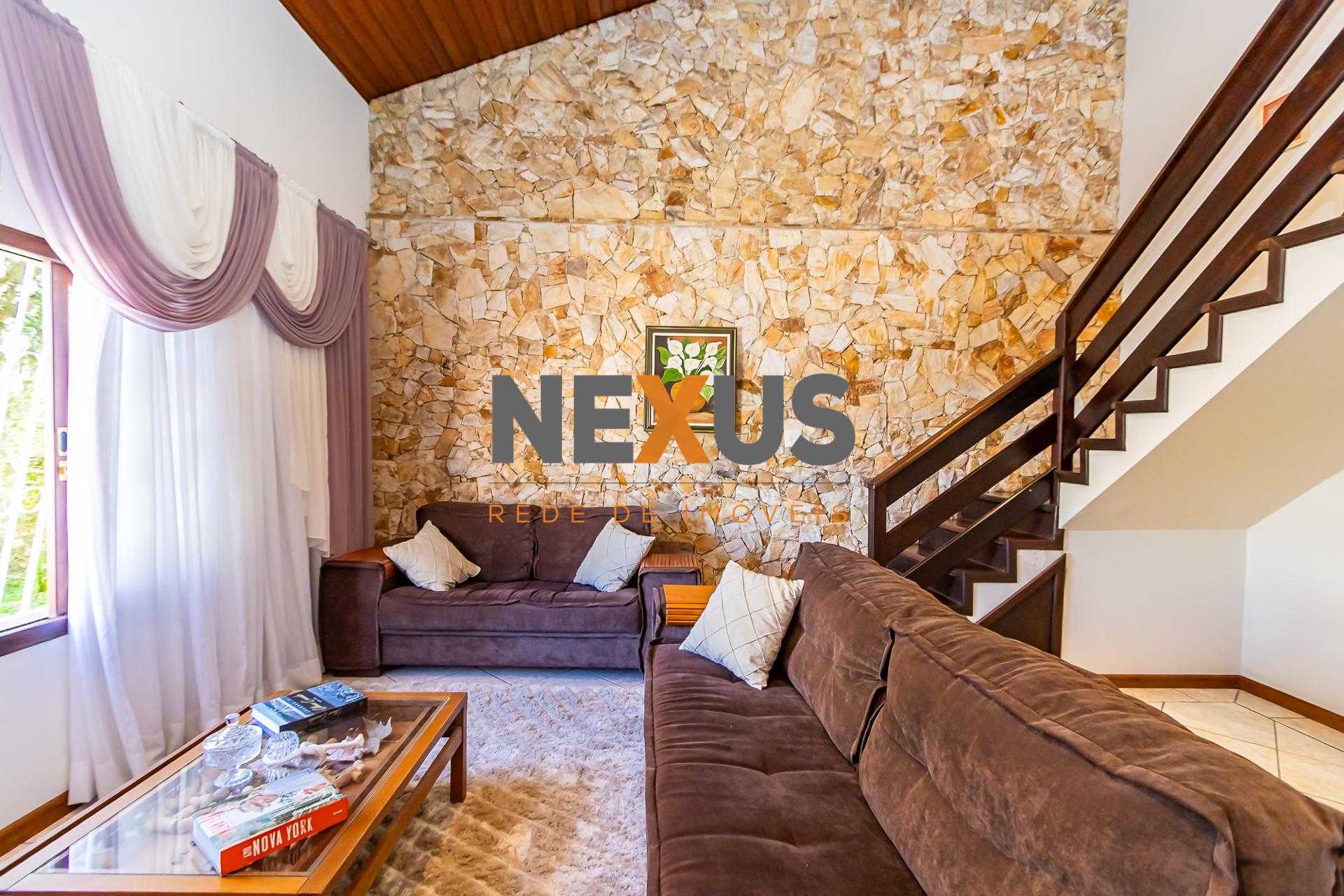 Casa 5 Qts, 244m2 6 Vagas e Quintal Gourmet em Pinhais. Viva c...