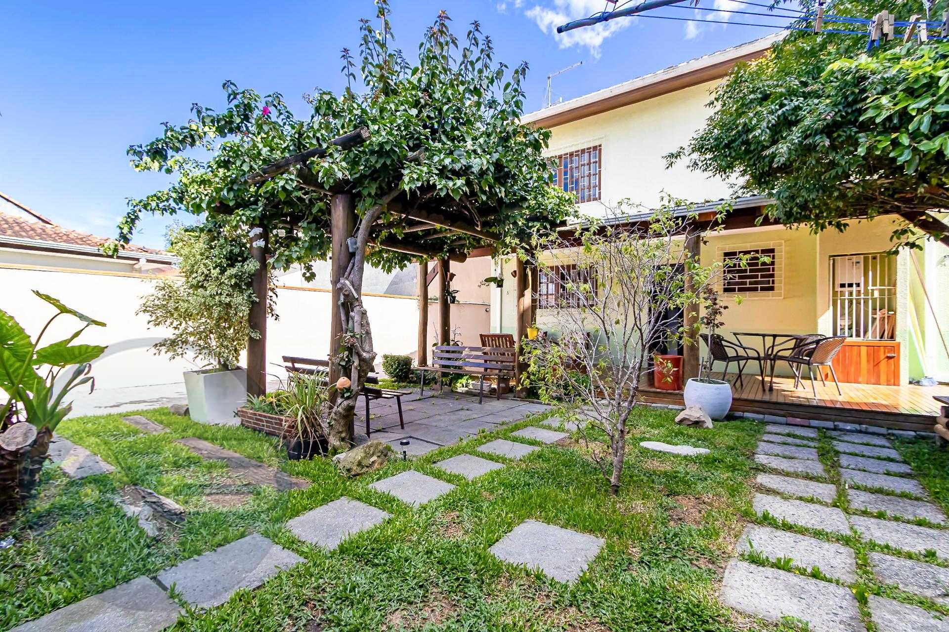 Casa 5 Qts, 244m2 6 Vagas e Quintal Gourmet em Pinhais. Viva c...