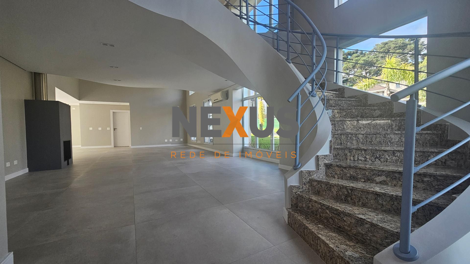 Casa com 4 quartos sendo 3 no térreo, com 435m2, Alphaville Gr...