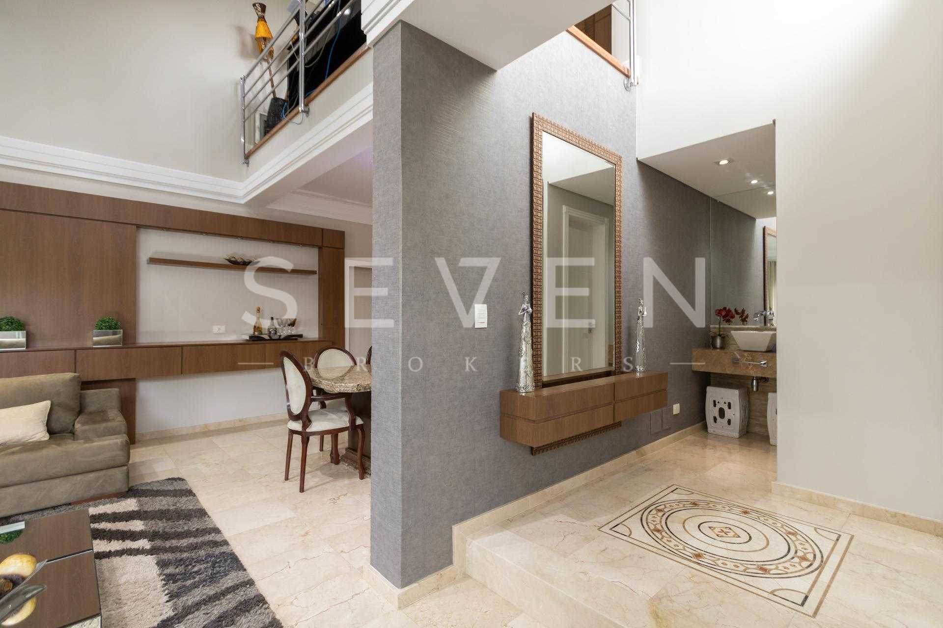 Linda residência de 5 dorm 4 vagas cobertas no Alphaville Grac...