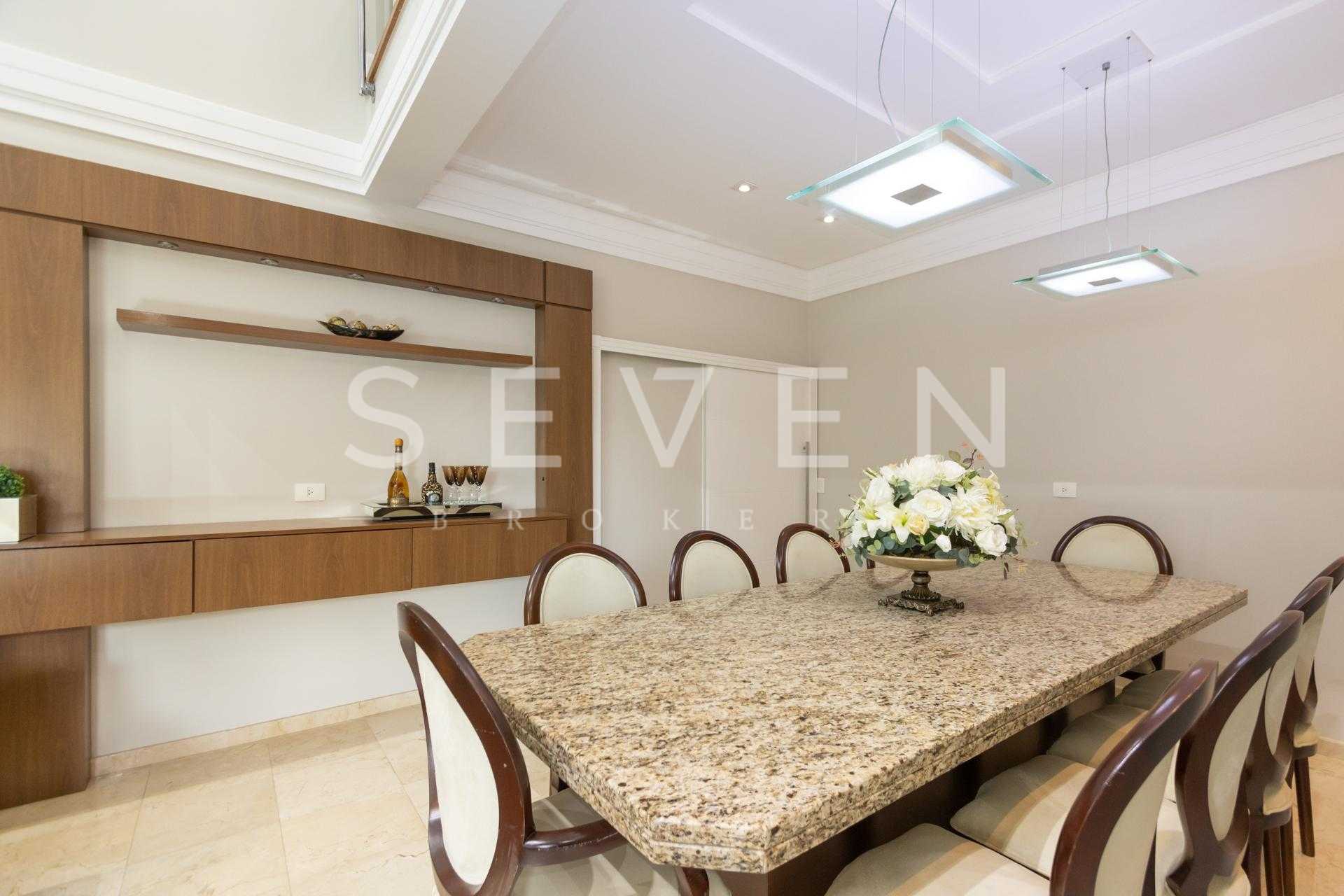 Linda residência de 5 dorm 4 vagas cobertas no Alphaville Grac...