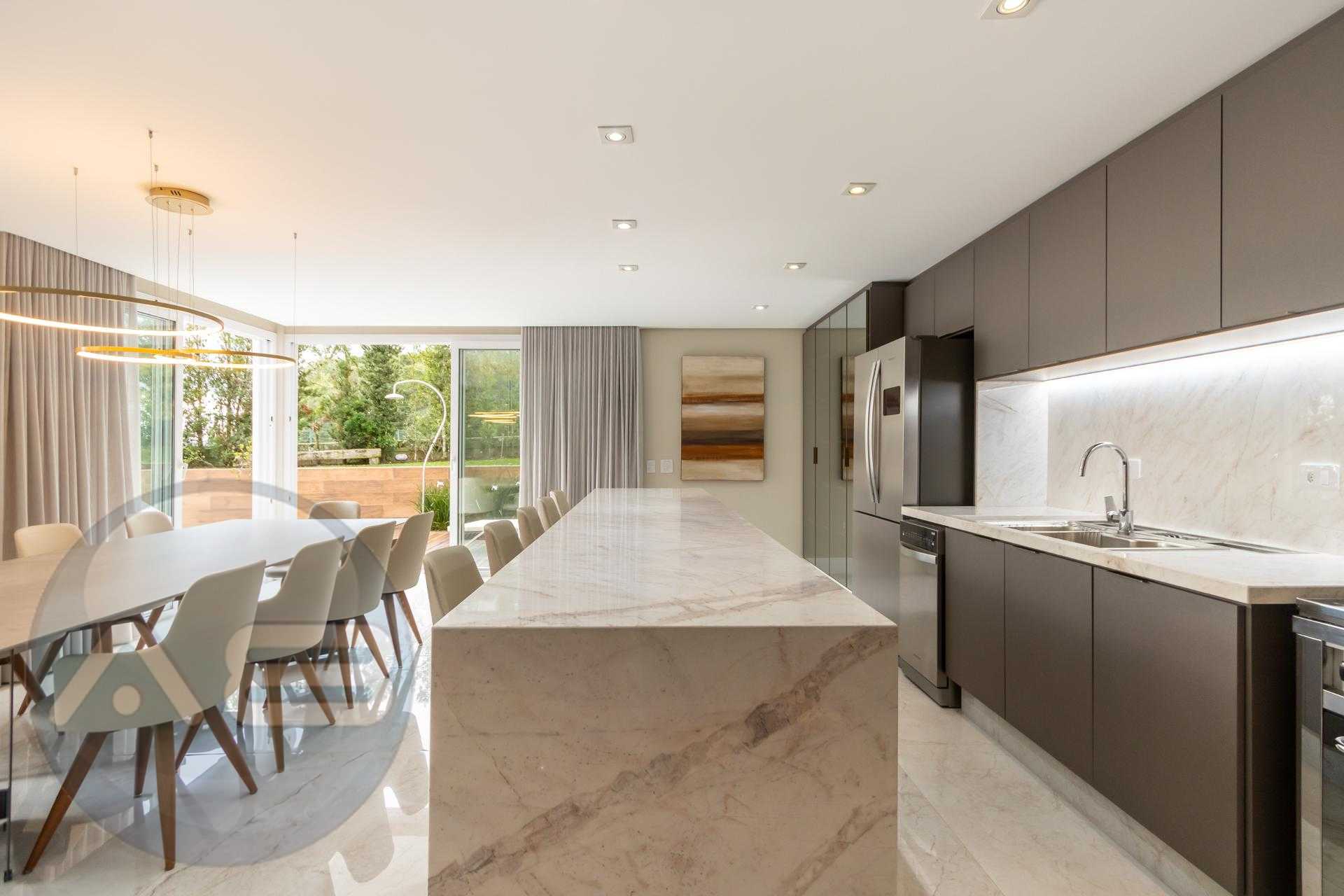 Linda residência de 5 dorm 4 vagas cobertas no Alphaville Grac...