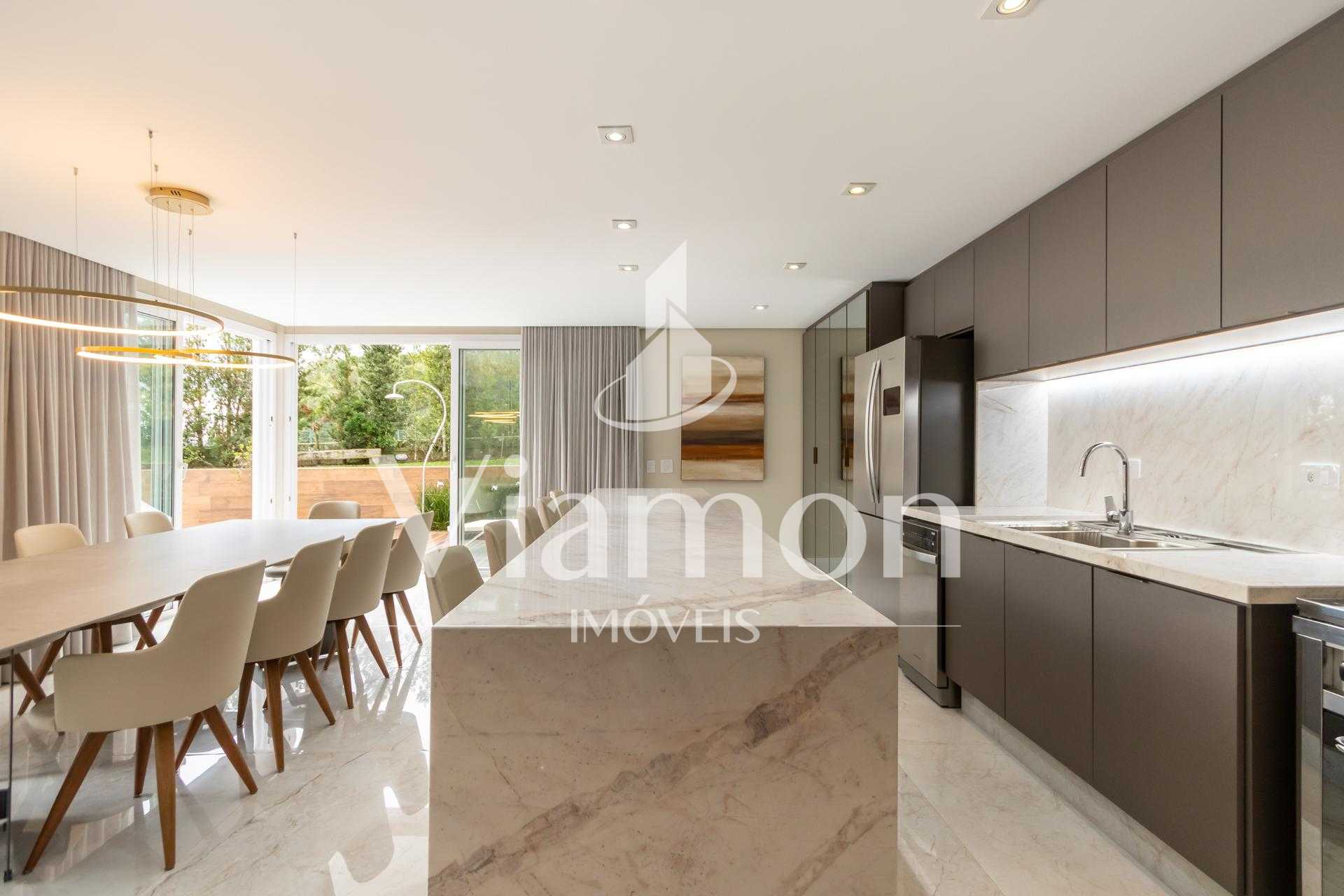 Linda residência de 5 dorm 4 vagas cobertas no Alphaville Grac...