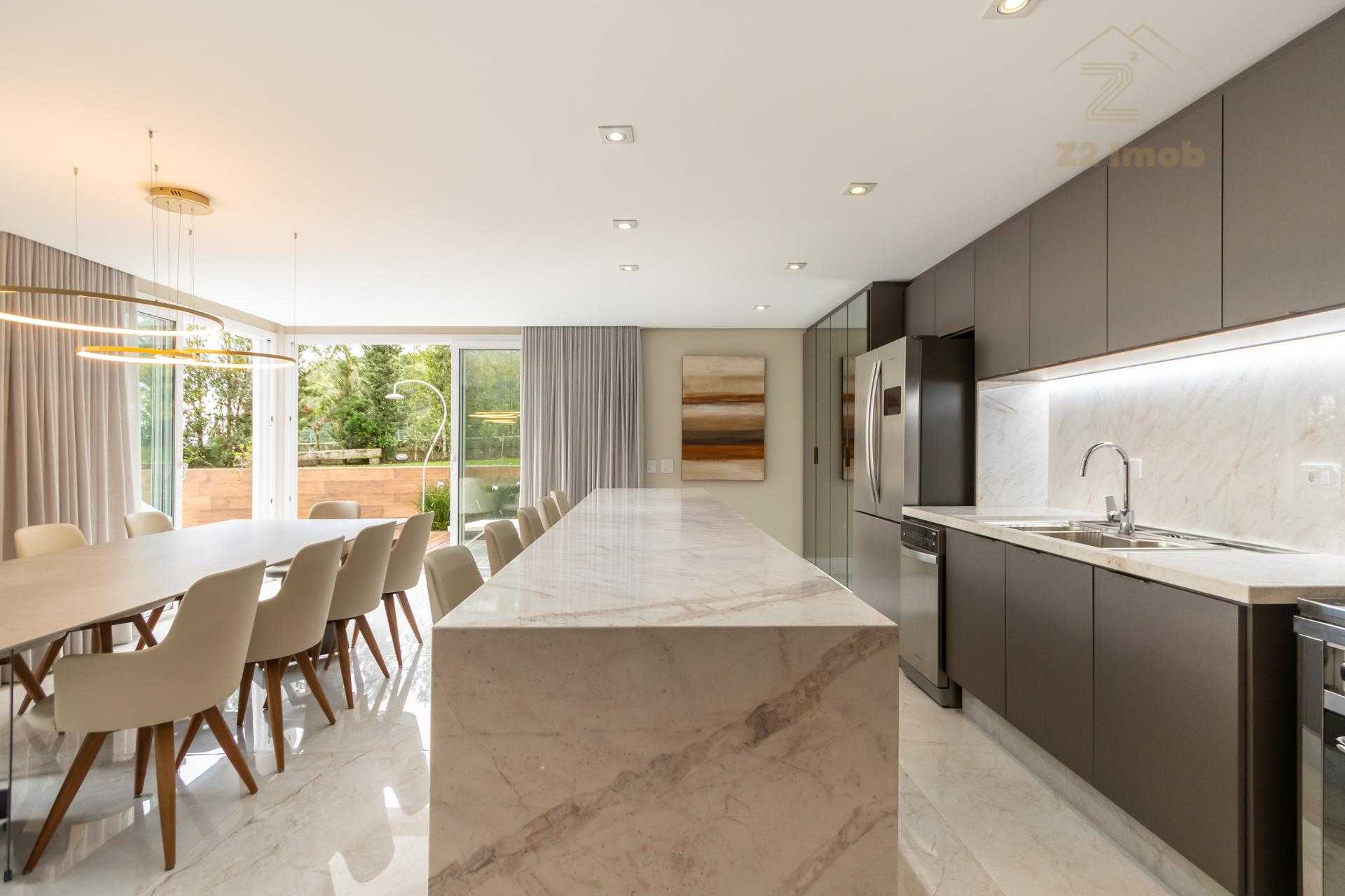 Linda residência de 5 dorm 4 vagas cobertas no Alphaville Grac...