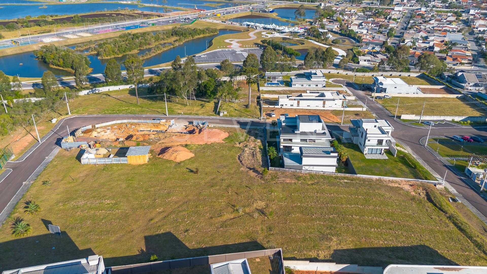 Terreno com vista permanente da Serra do Mar, condominio Bever...