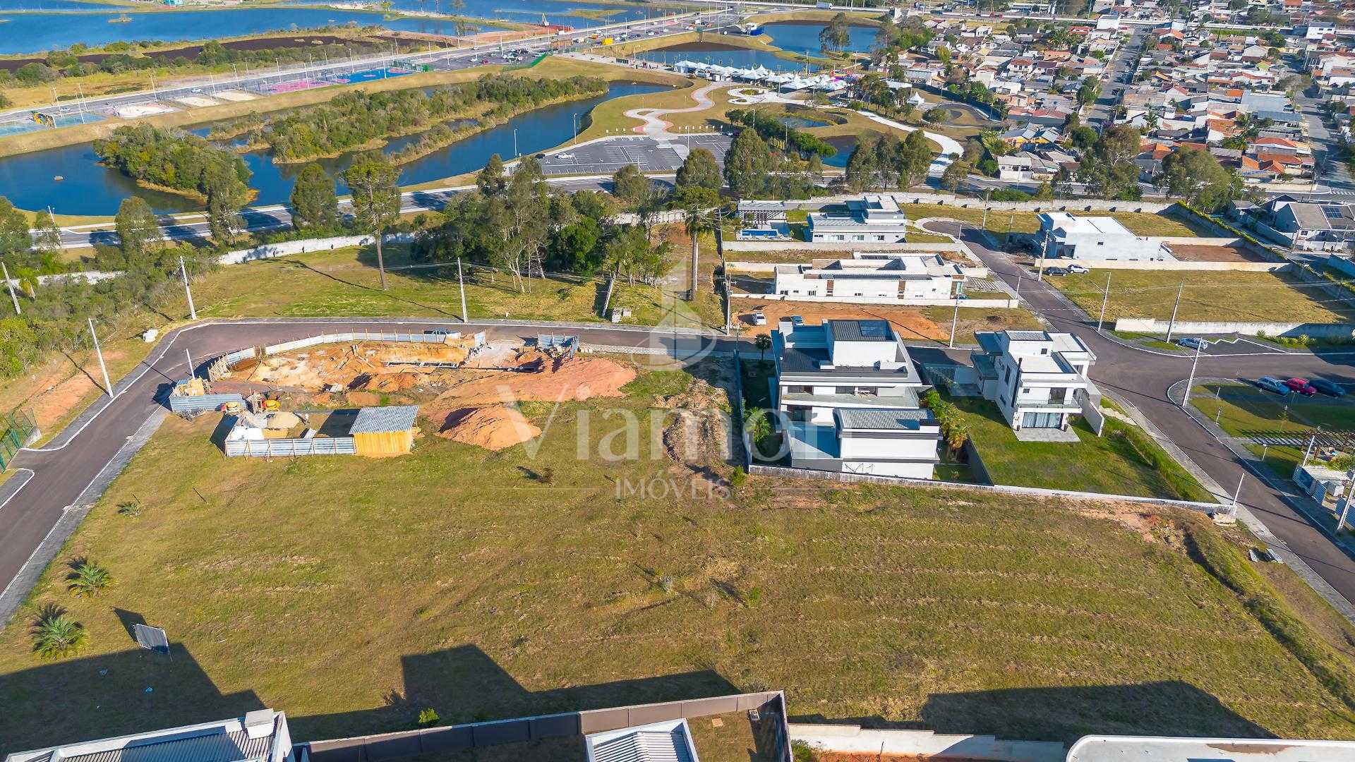 Terreno com vista permanente da Serra do Mar, condominio Bever...