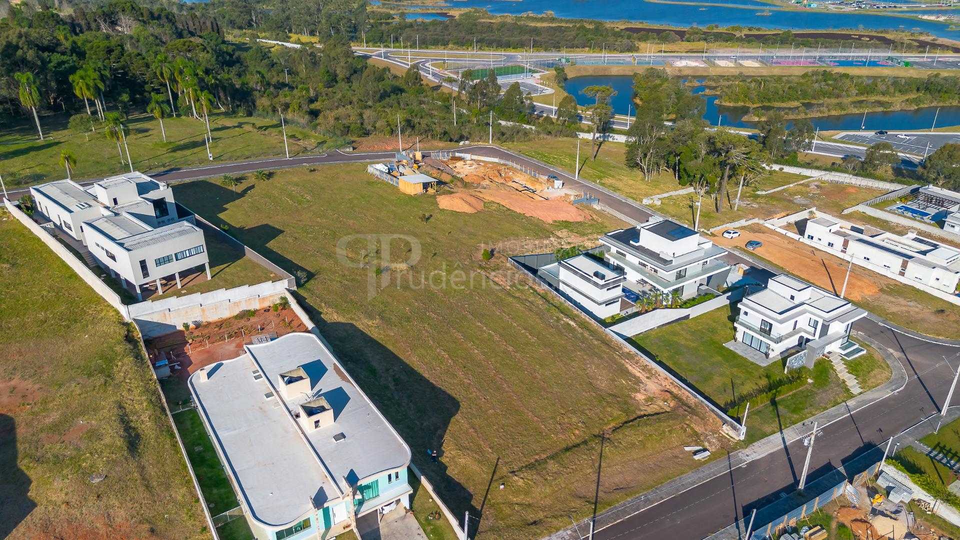 Terreno com vista permanente da Serra do Mar, condominio Bever...