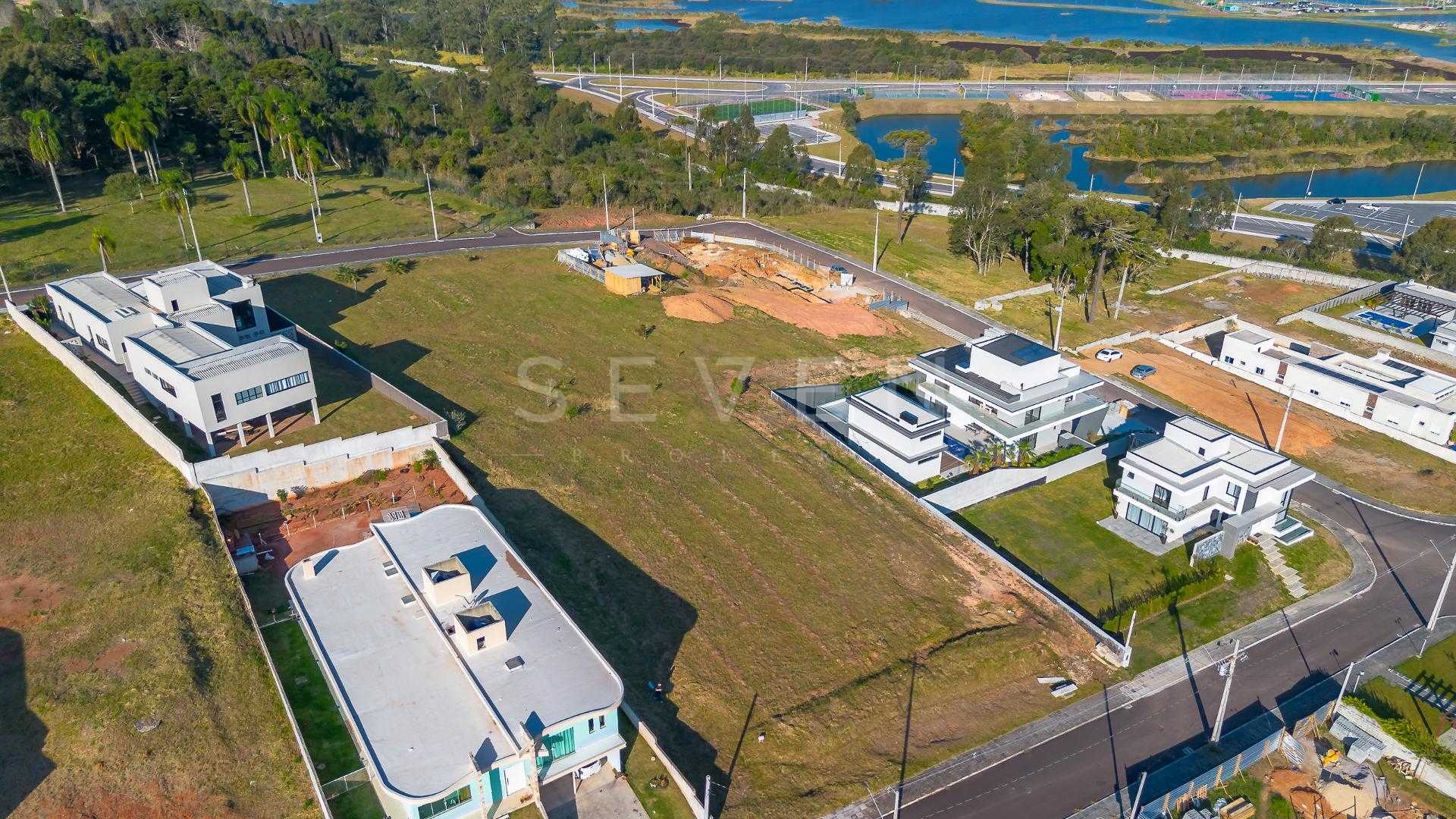 Terreno com vista permanente da Serra do Mar, condominio Bever...