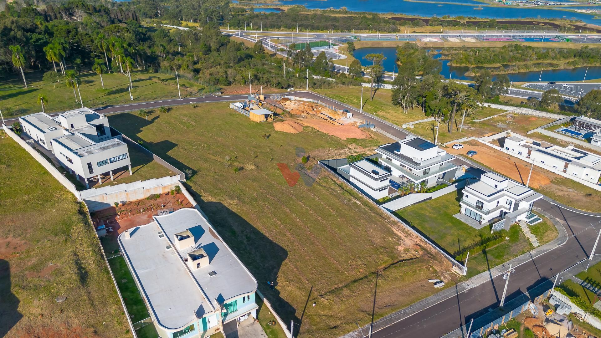 Terreno com vista permanente da Serra do Mar, condominio Bever...