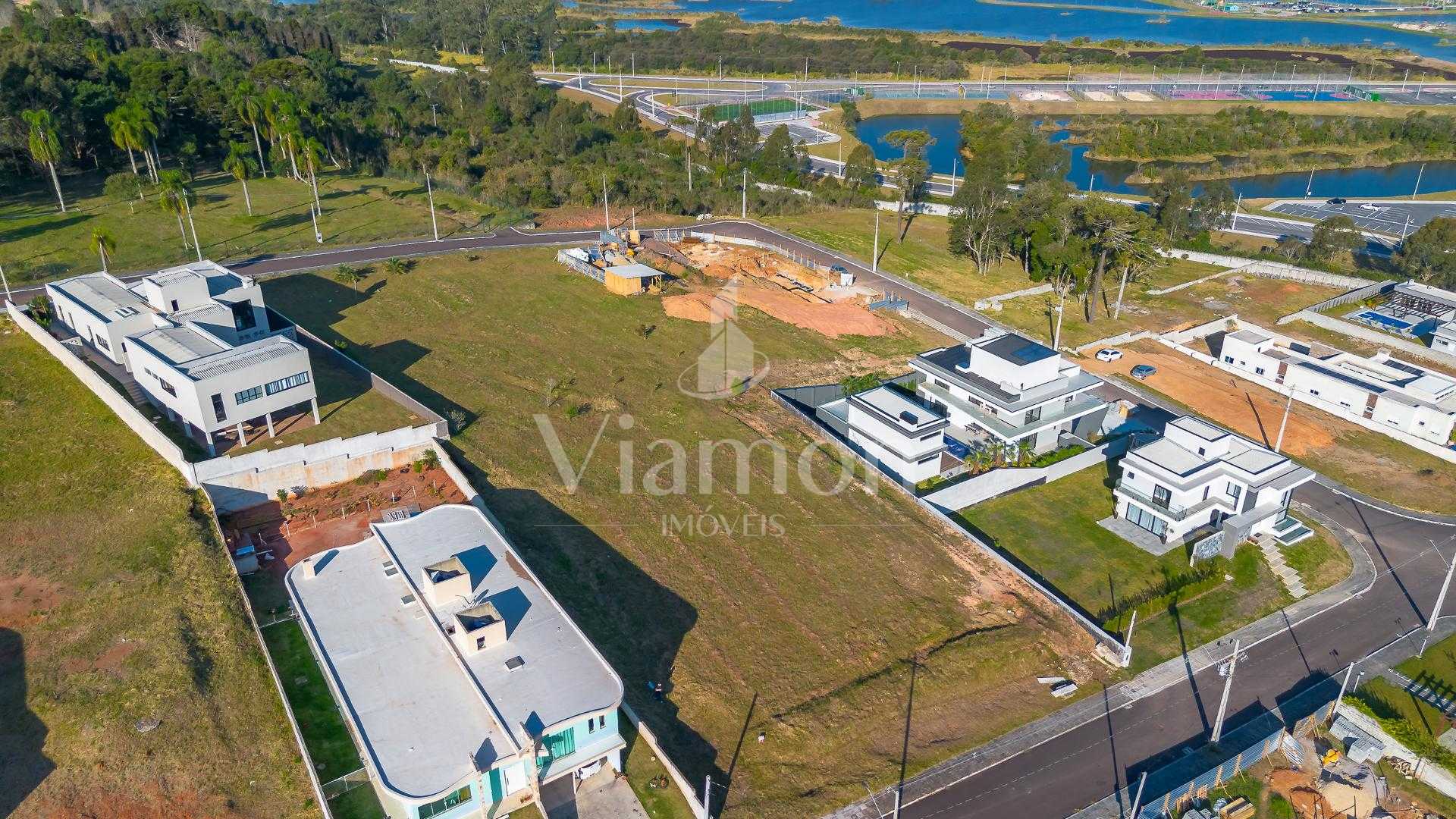 Terreno com vista permanente da Serra do Mar, condominio Bever...