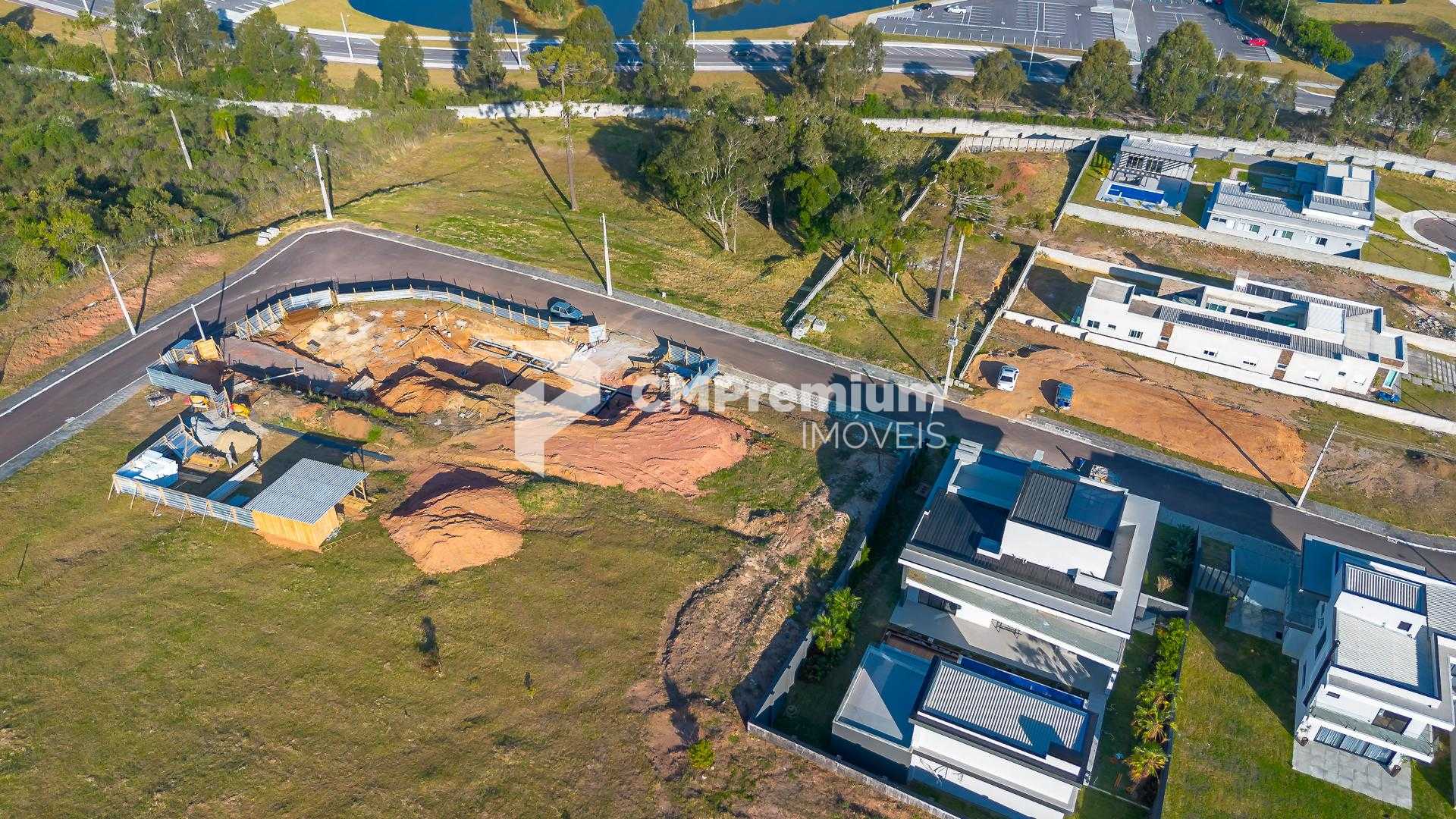 Terreno com vista permanente da Serra do Mar, condominio Bever...
