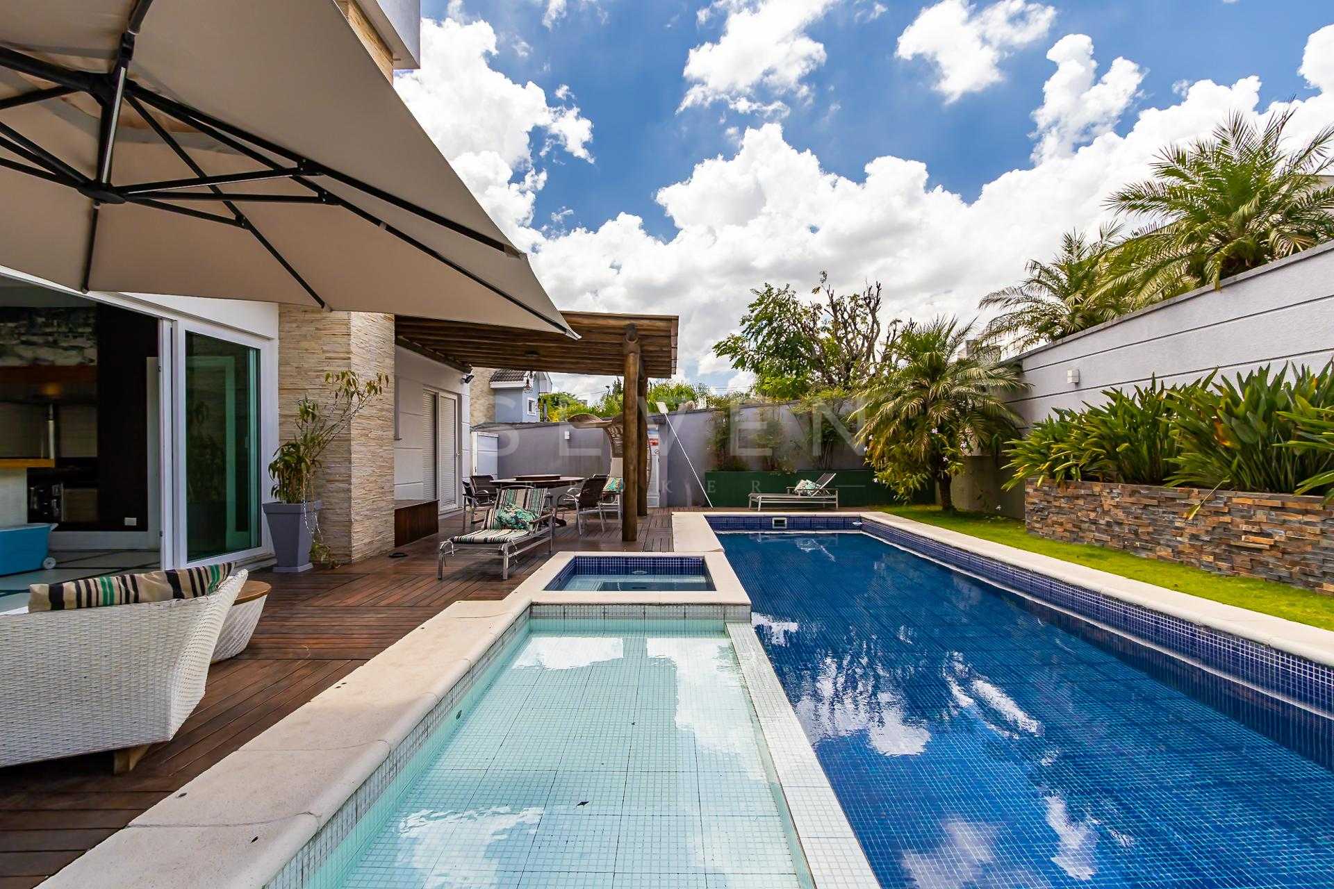 Casa à venda com 551m2, Alphaville Graciosa, PINHAIS - PR