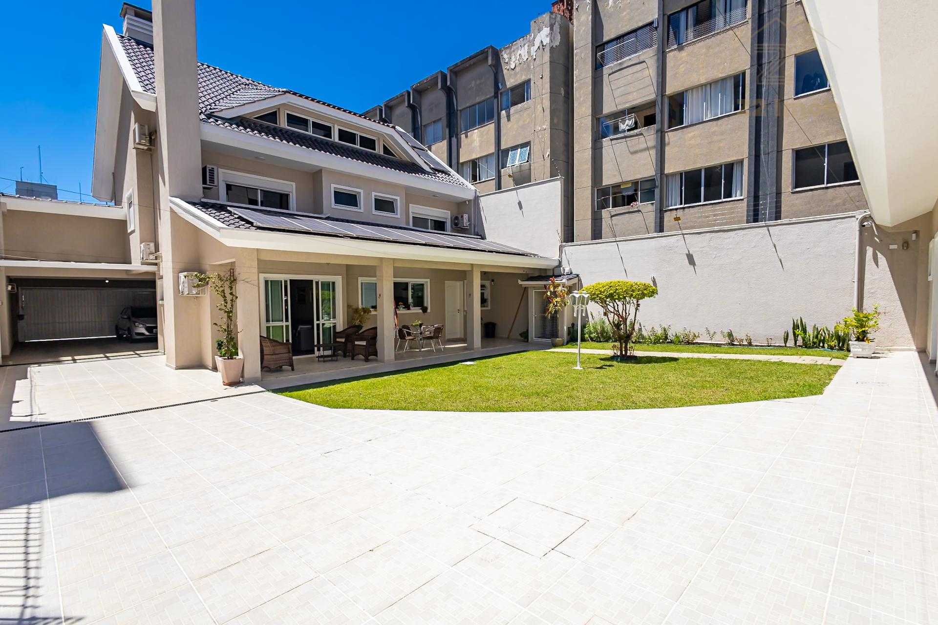 Linda casa na melhor regiao do Ahu, 466m2 privativos. 4 suites