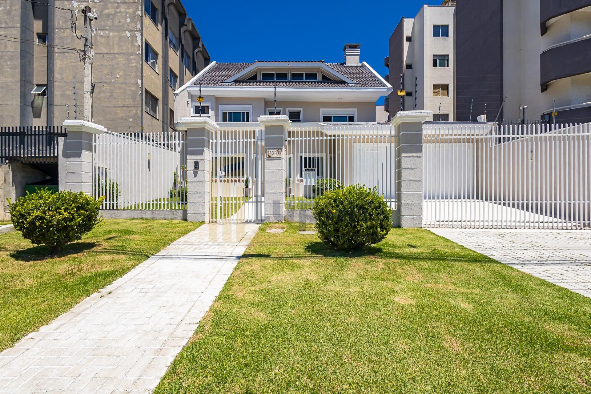 Linda casa na melhor regiao do Ahu, 466m2 privativos. 4 suites