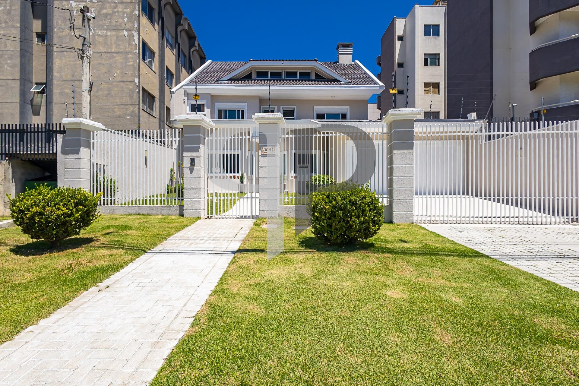 Linda casa na melhor regiao do Ahu, 466m2 privativos. 4 suites