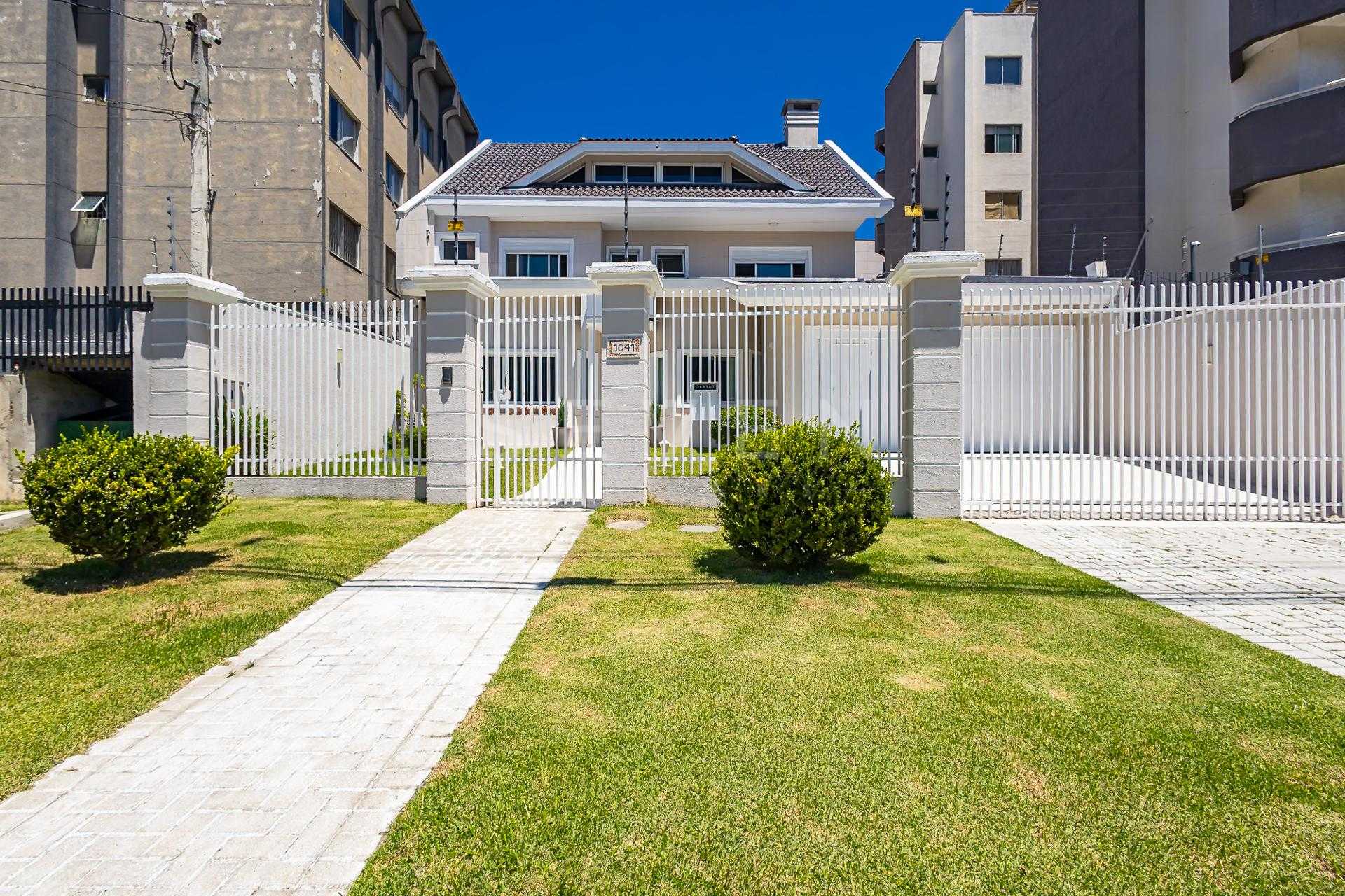 Linda casa na melhor regiao do Ahu, 466m2 privativos. 4 suites