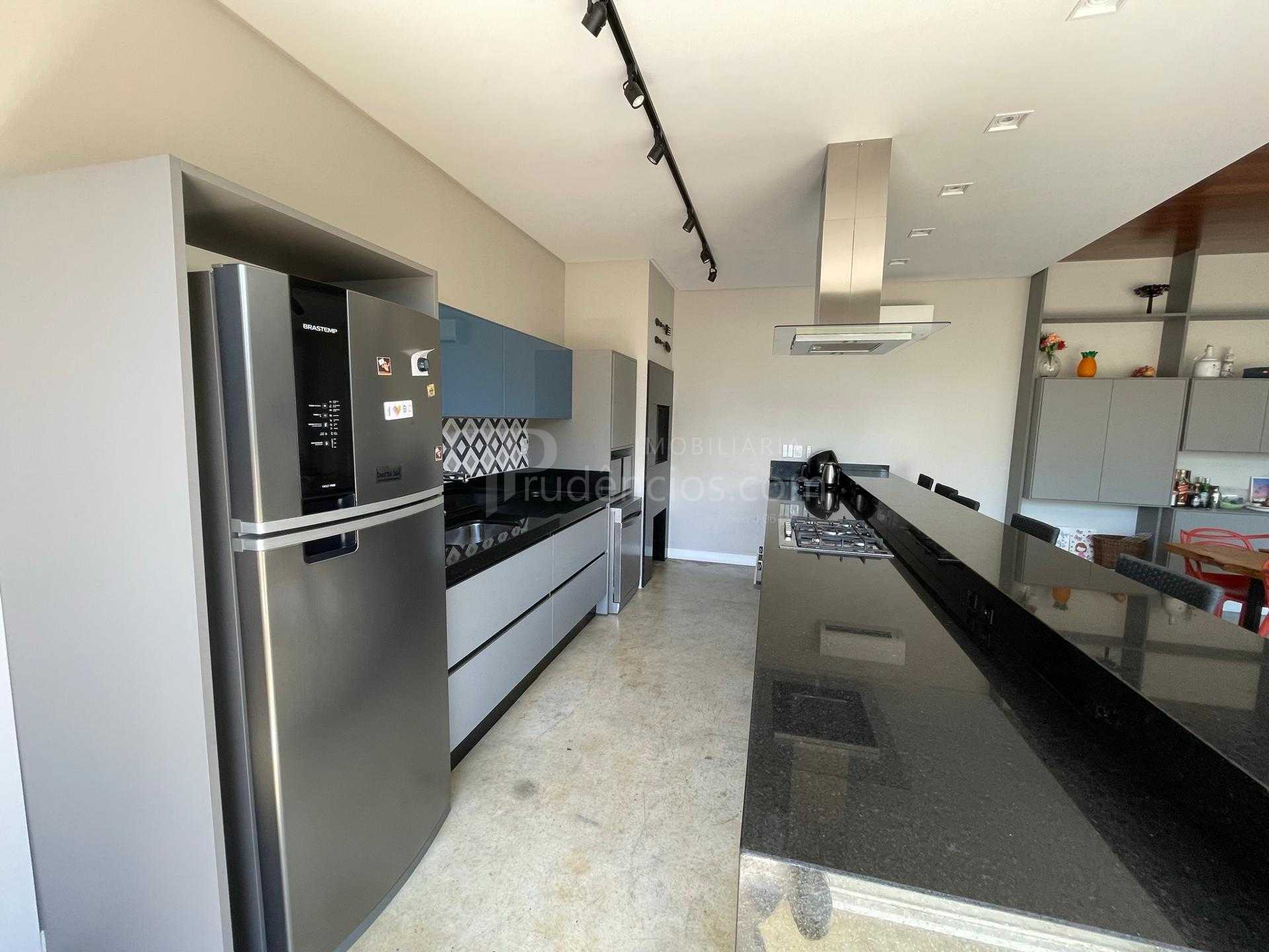 Casa de esquina 4 suítes em Condomínio no BALNEARIO CAMBORIU - SC