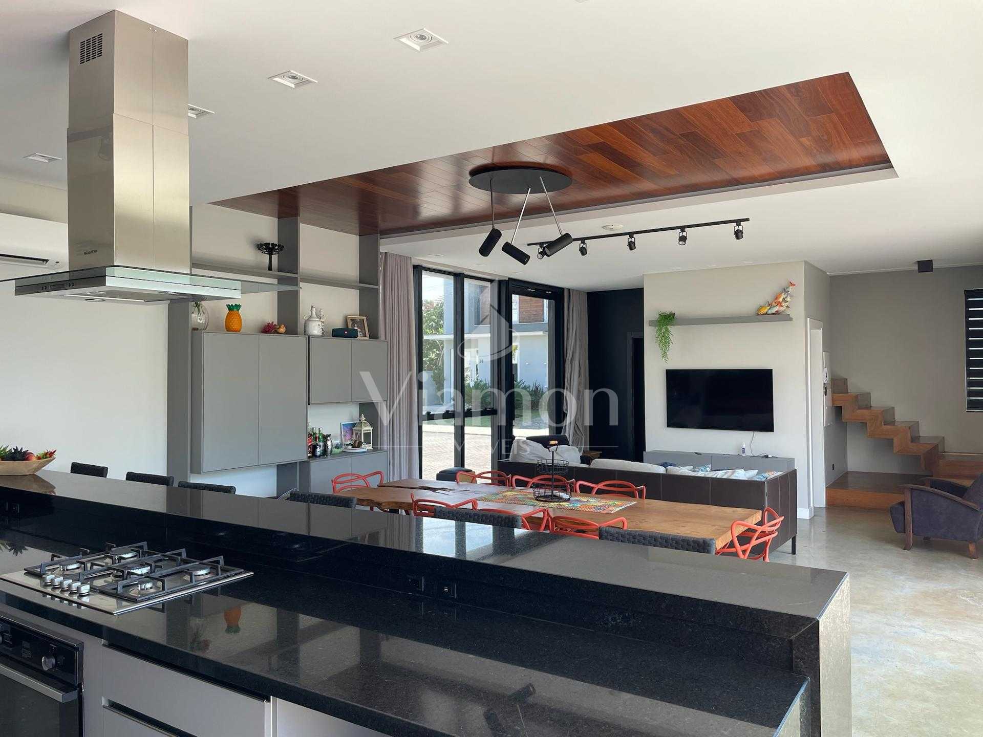 Casa de esquina 4 suítes em Condomínio no BALNEARIO CAMBORIU - SC