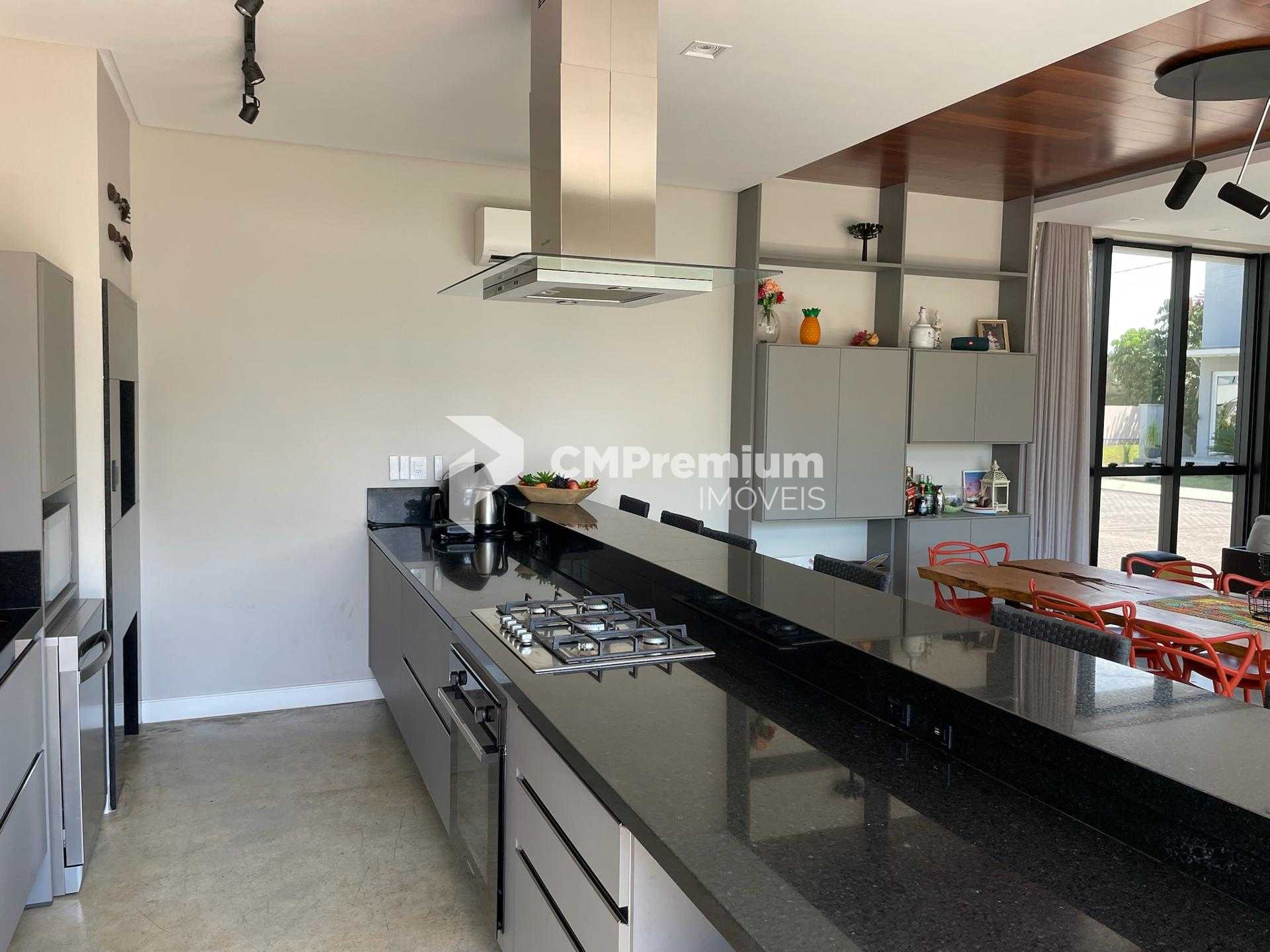 Casa de esquina 4 suítes em Condomínio no BALNEARIO CAMBORIU - SC