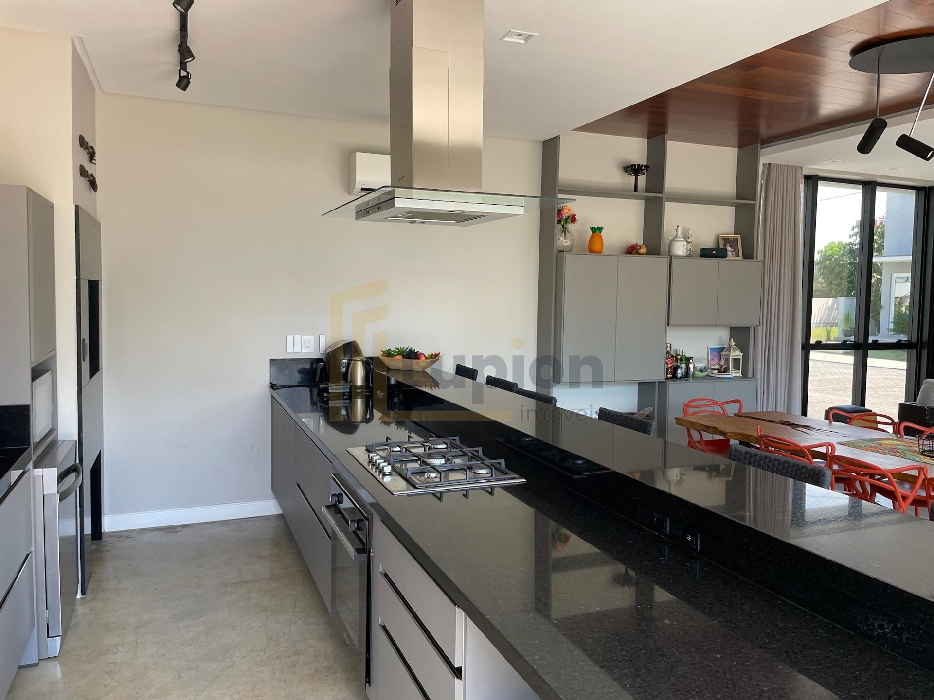 Casa de esquina 4 suítes em Condomínio no BALNEARIO CAMBORIU - SC