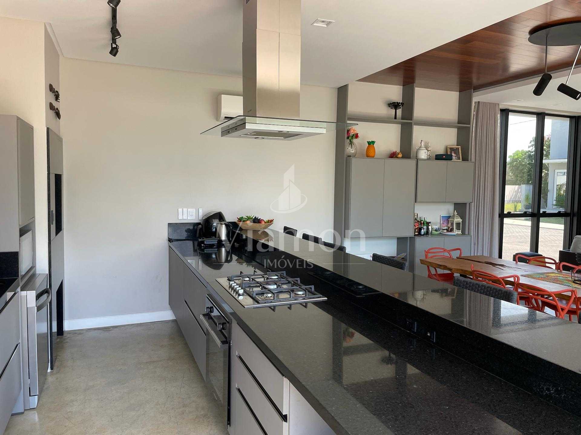 Casa de esquina 4 suítes em Condomínio no BALNEARIO CAMBORIU - SC