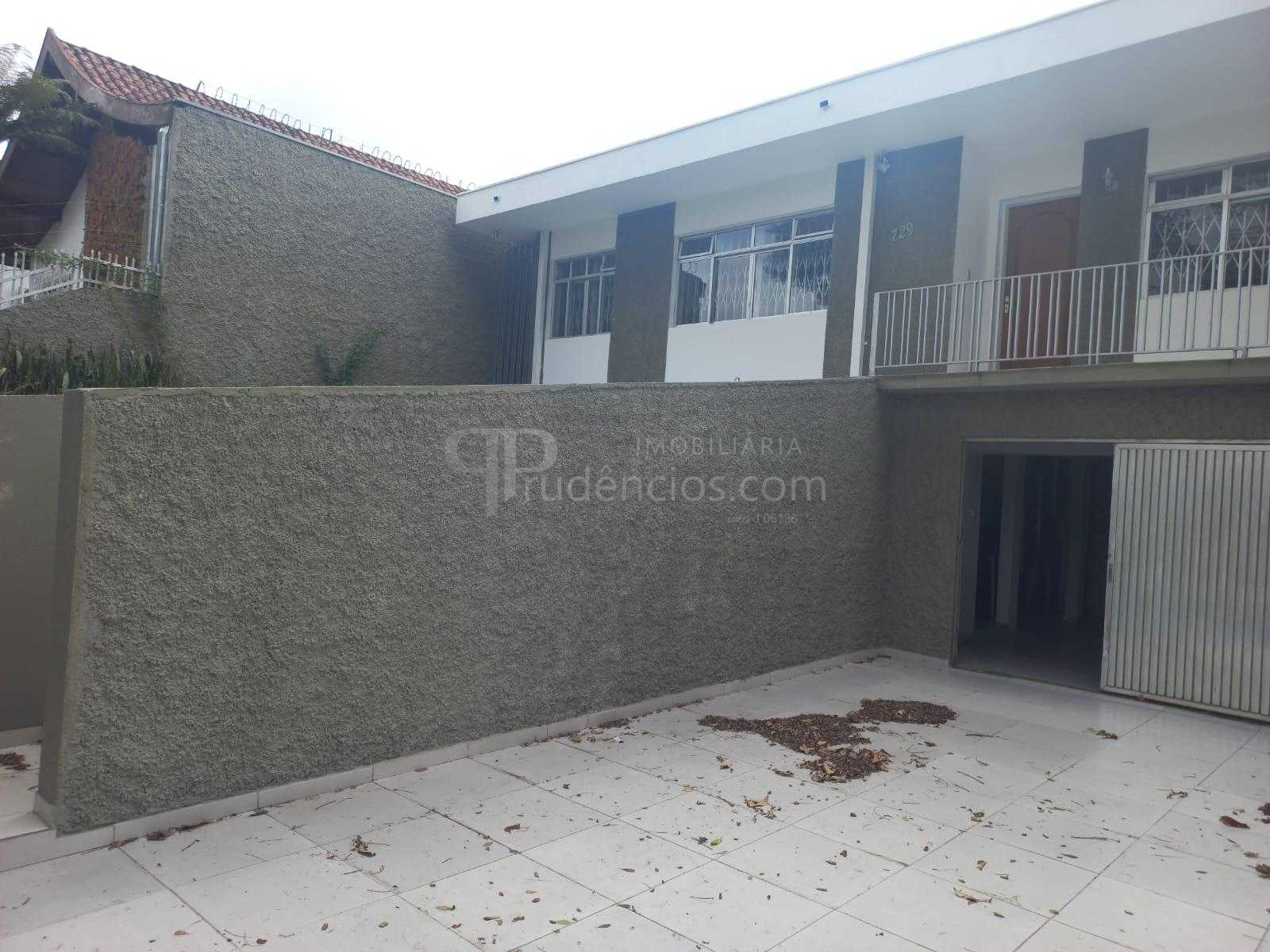 Casa à venda com terreno de 607m2 no Guabirotuba, CURITIBA - PR