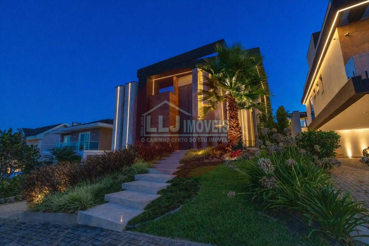 Casa Térrea no Condomínio Pineland: 350m² Porteira Fechada e Piscina Aquecida