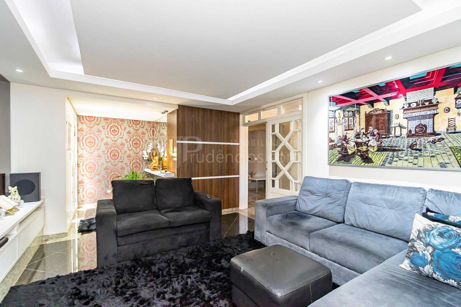 Casa de Esquina à venda no Centro de Pinhais  3 Quartos com Su...