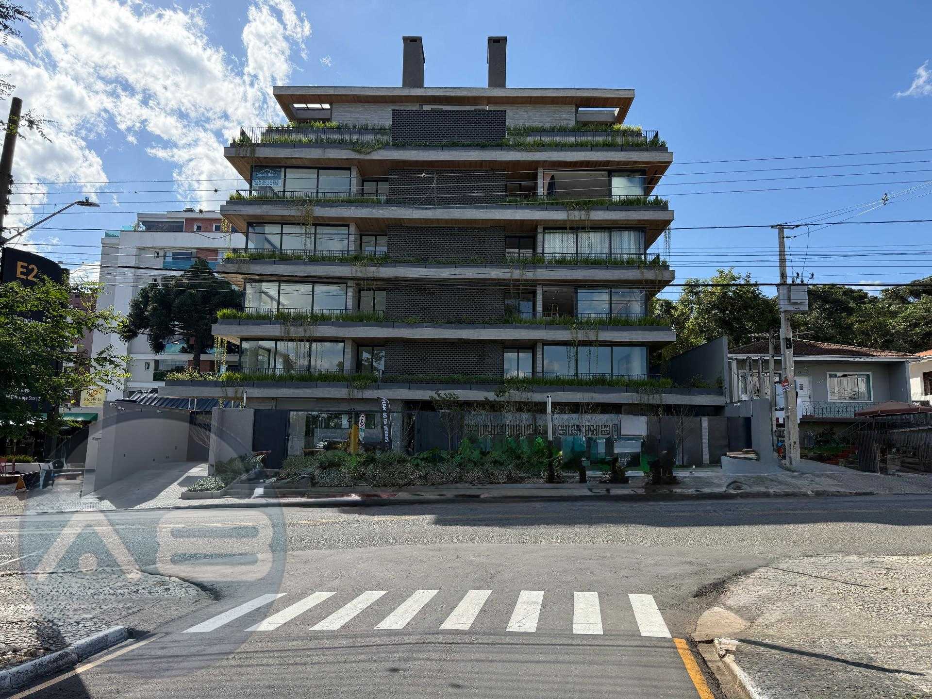 Apartamento à venda em frente ao MON. 166m  privativos, 3 suit...