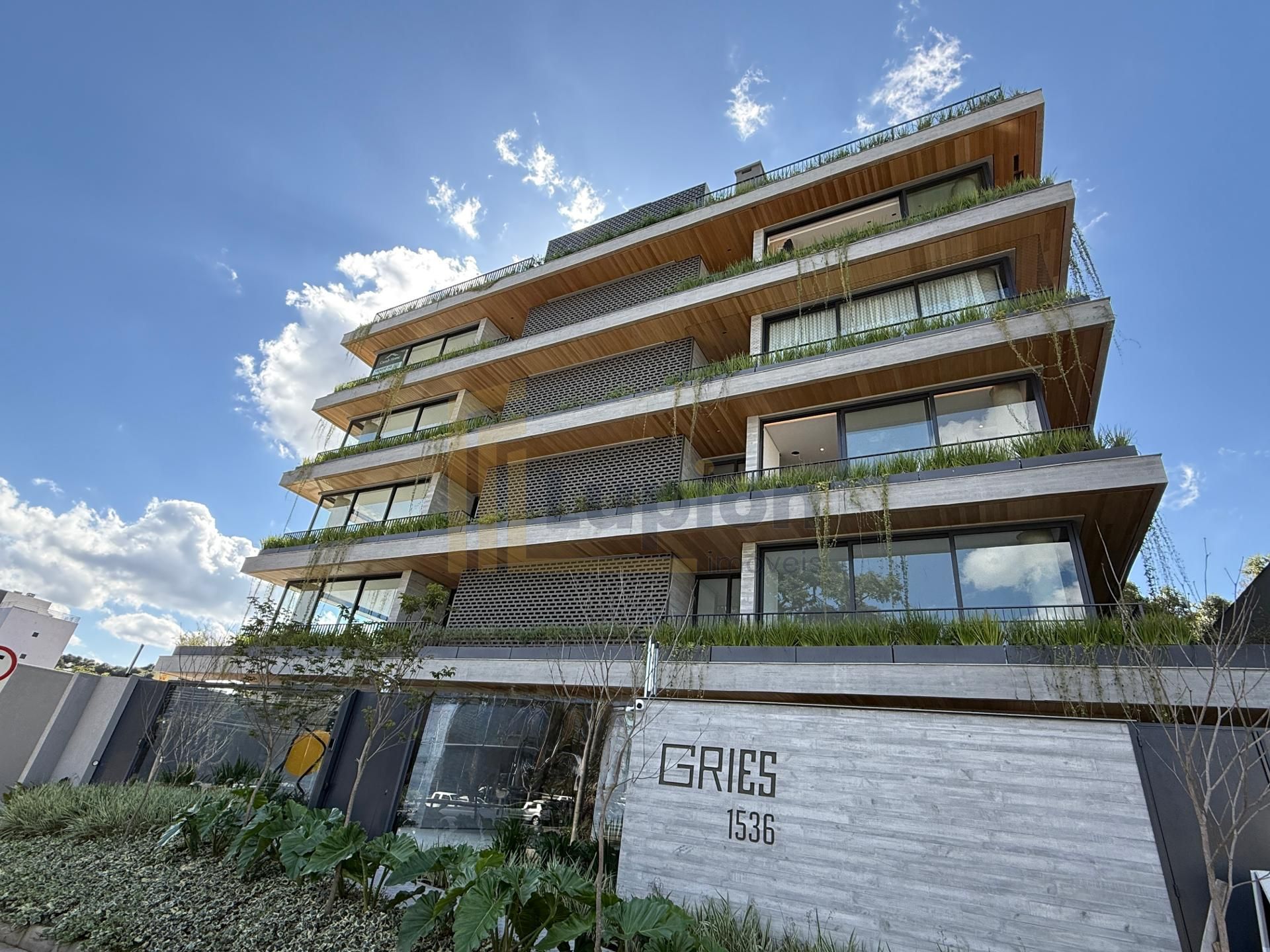 Apartamento à venda em frente ao MON. 166m  privativos, 3 suit...