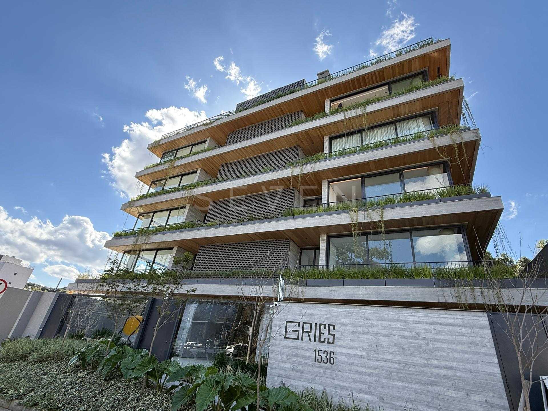 Apartamento à venda em frente ao MON. 166m  privativos, 3 suit...