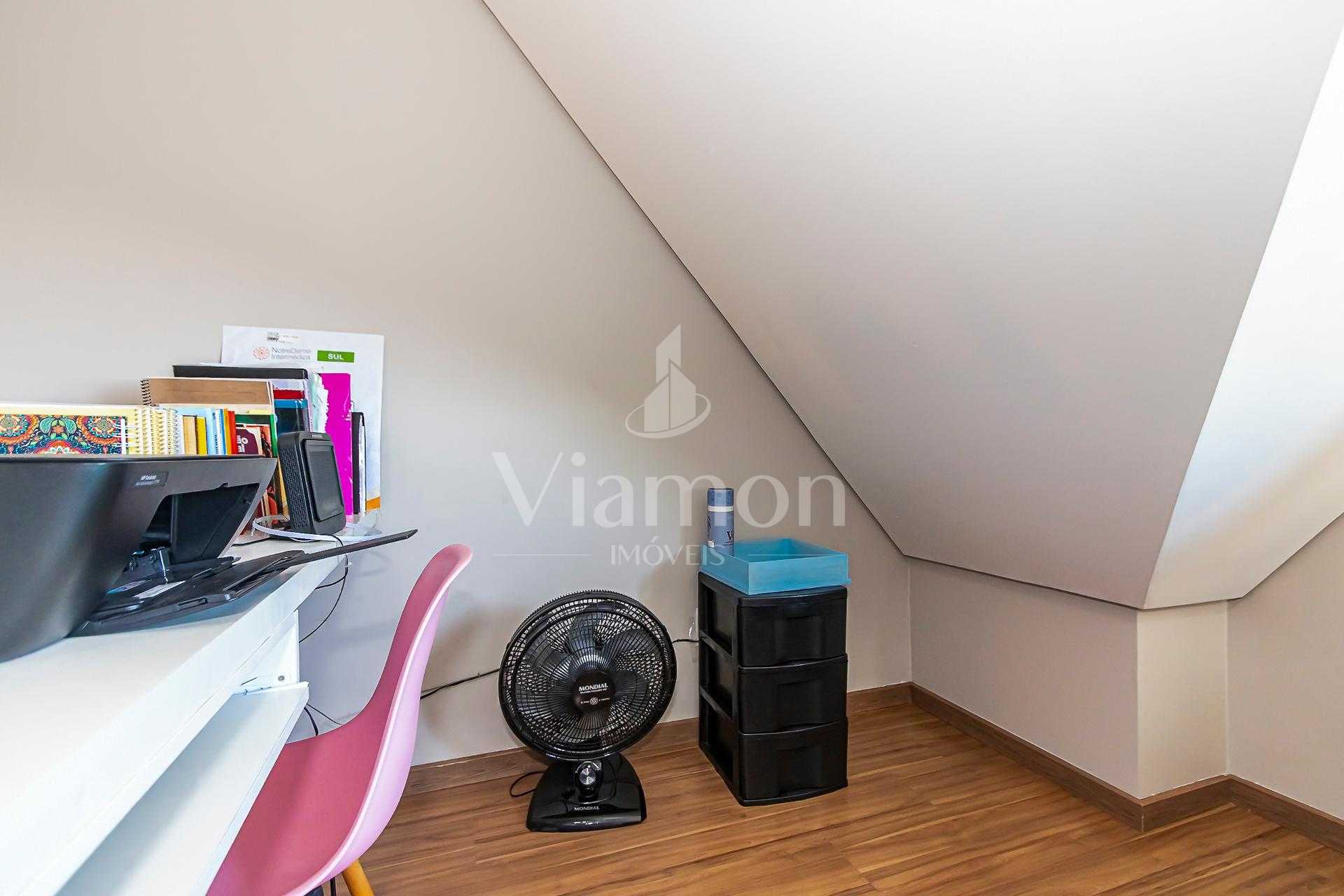 Sobrado à venda, Bairro Cajuru, CURITIBA - PR - Condomínio com...