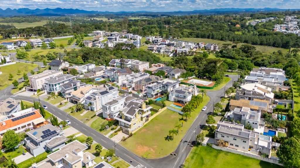 Casa com 3 quartos ? venda, 228 m  por R  950.000,00 - Guabiro...