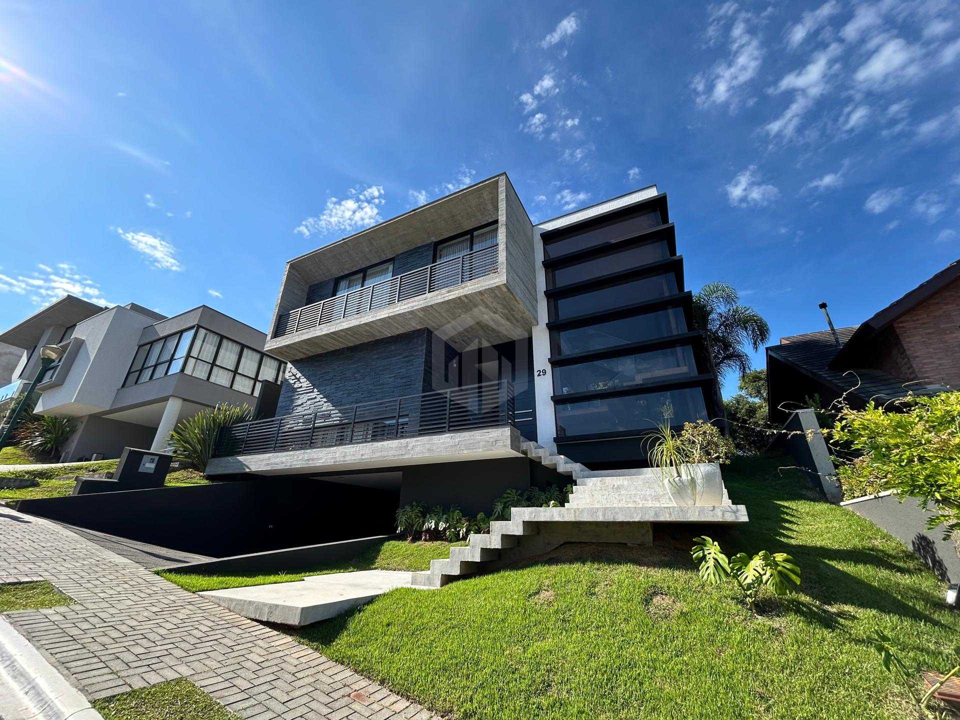 Casa de alto padrão em condomínio clube à venda em Santa Felic...