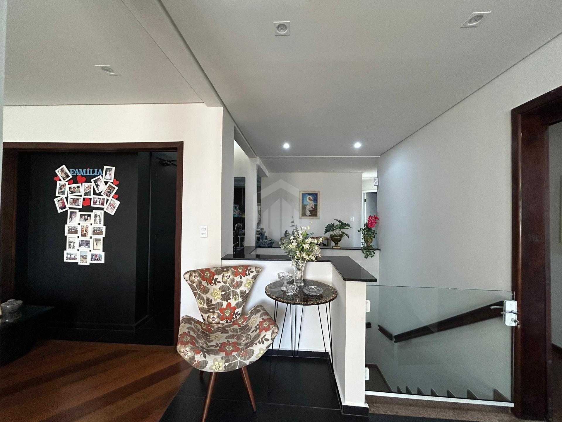 Sobrado Triplex com 3 dormitórios, à venda - R  900.000,00 - H...