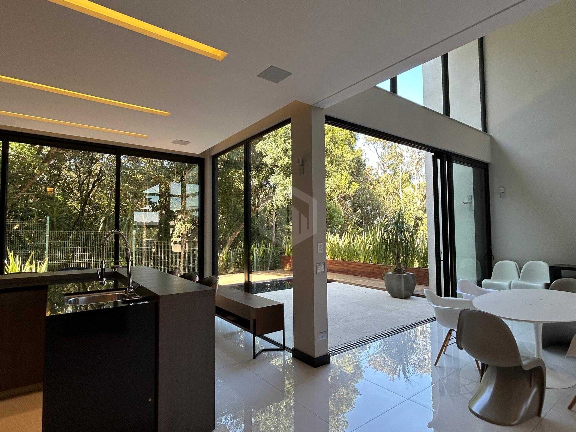 Casa de alto padrão à venda, em condomínio clube - Santa Felic...