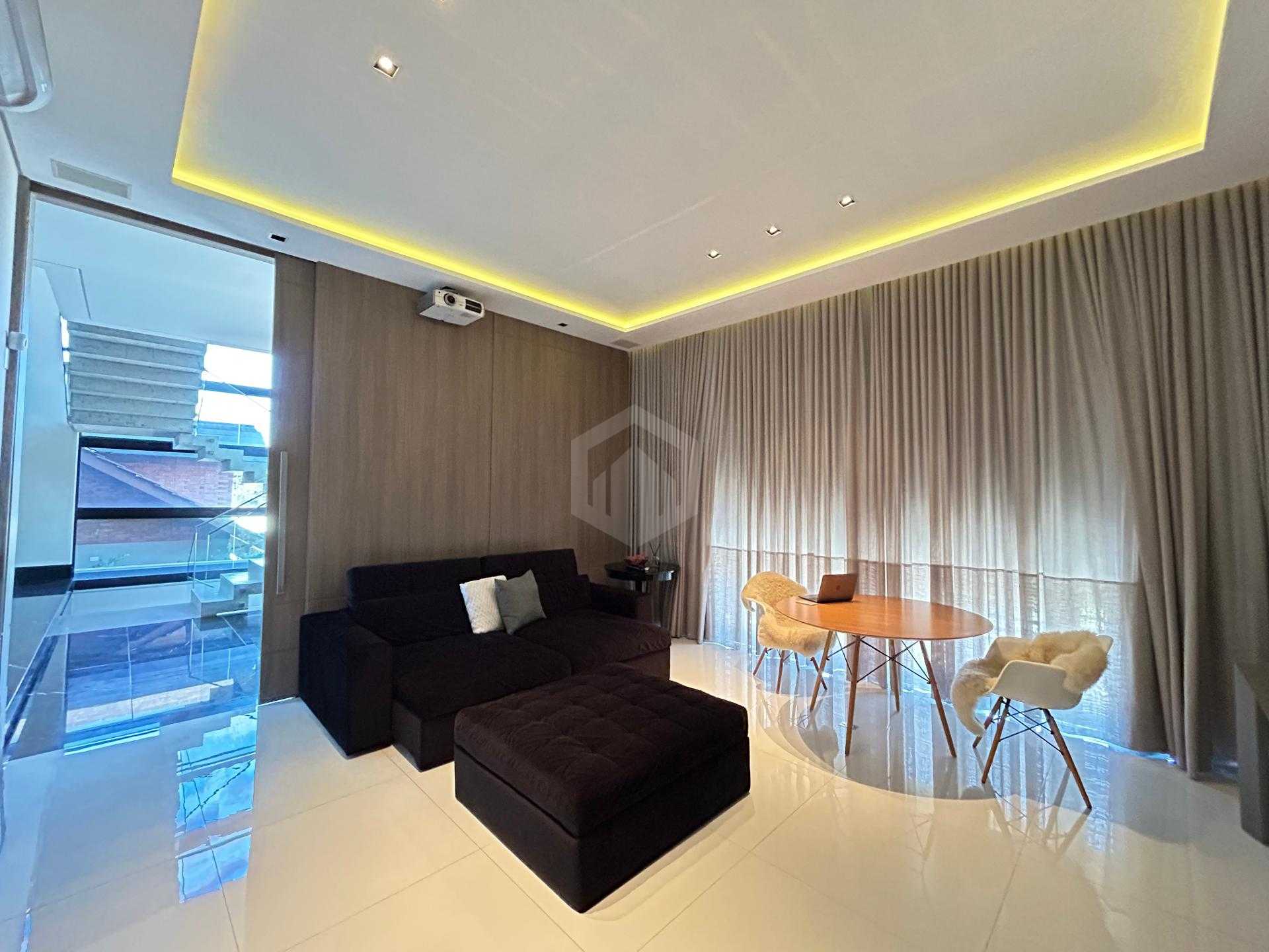 Casa de alto padrão à venda, em condomínio clube - Santa Felic...