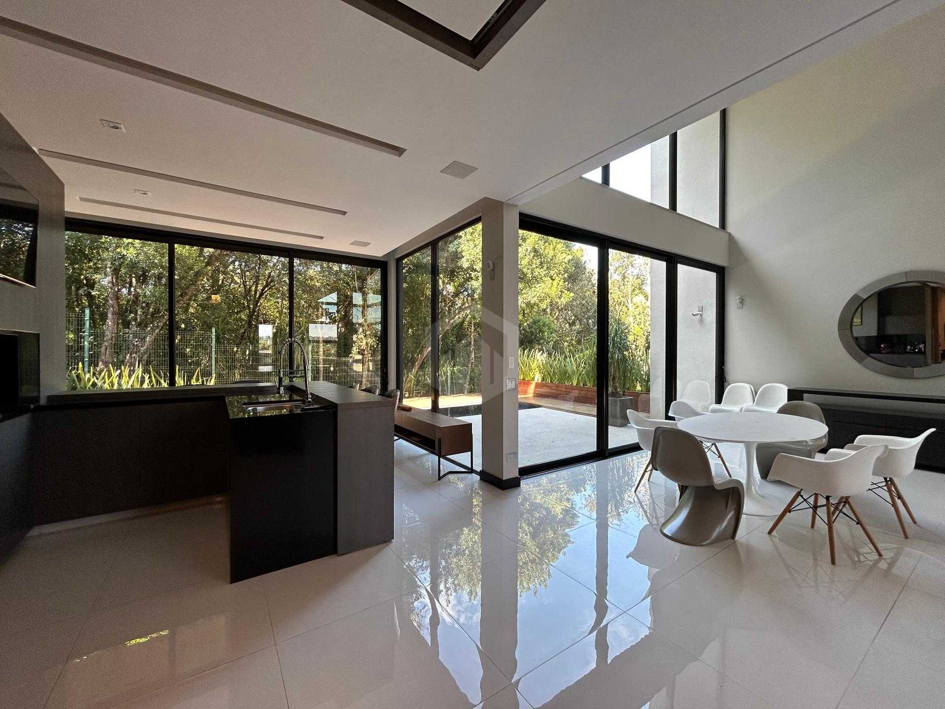 Casa de alto padrão à venda, em condomínio clube - Santa Felic...