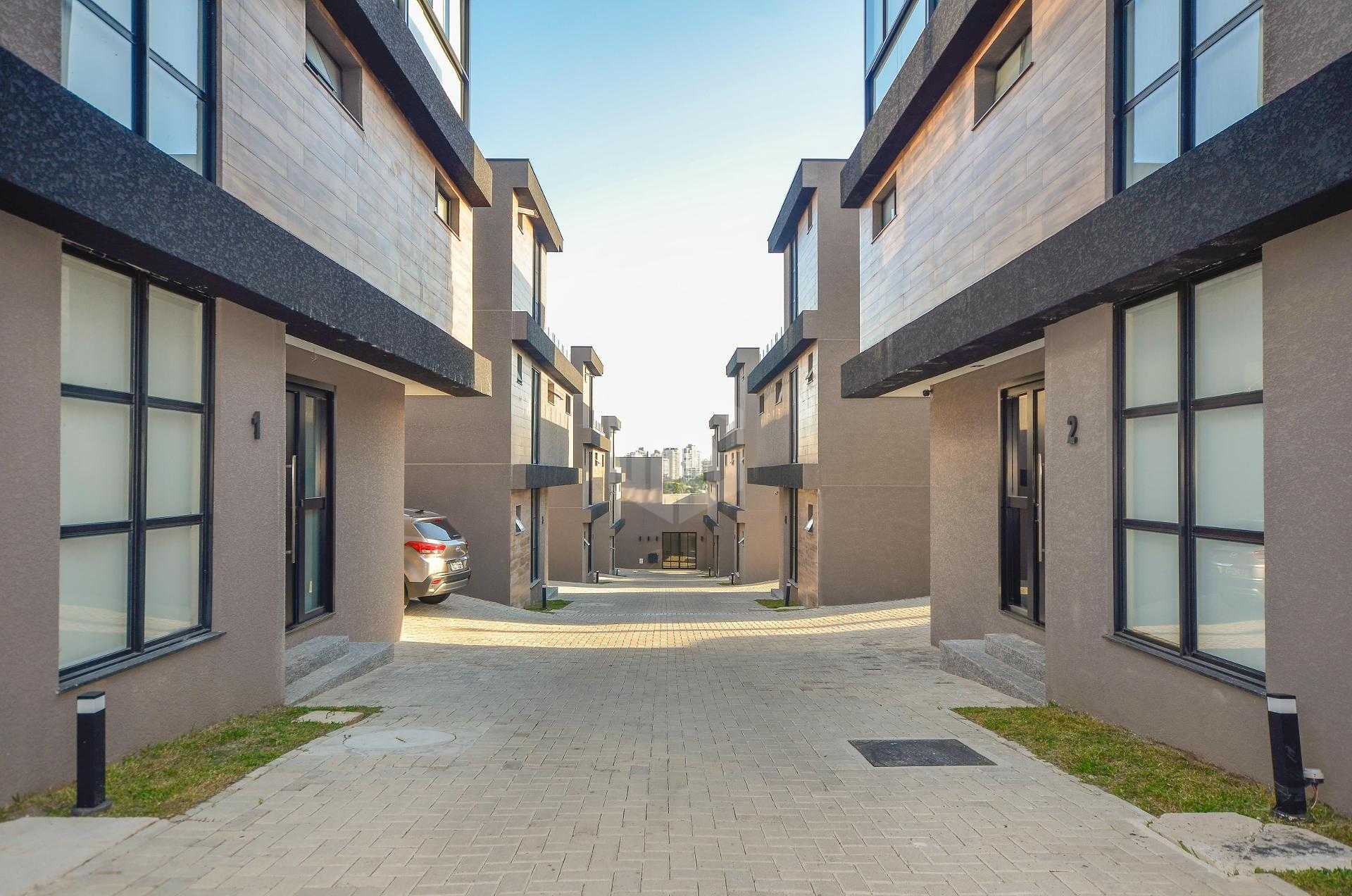 Sobrado Triplex em Condomínio, Mercês, 3 Suítes- R$ 1950.000,0...