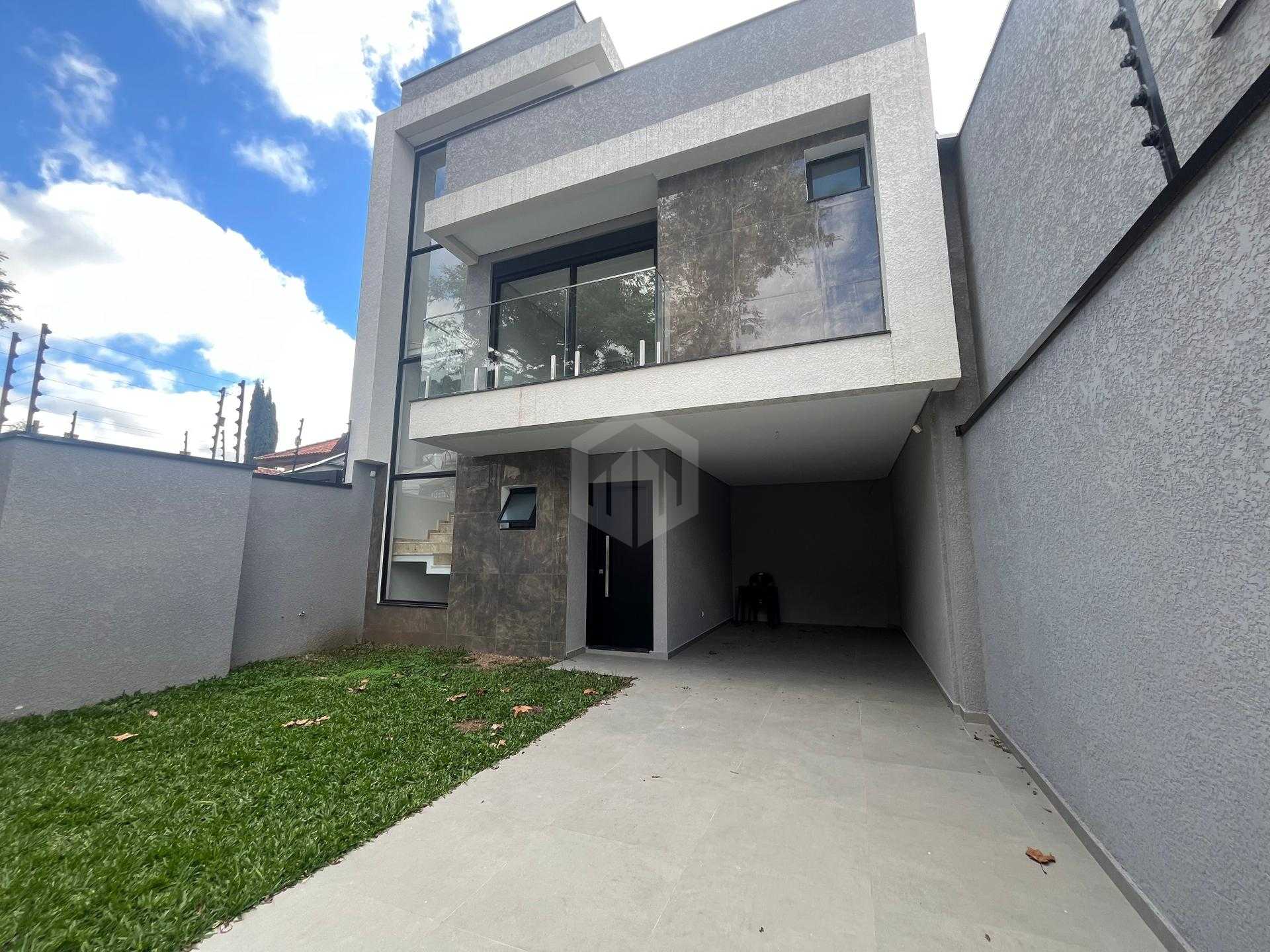 Sobrado Triplex à Venda, 3 Suítes, 159 m², Bairro Uberaba, CUR...