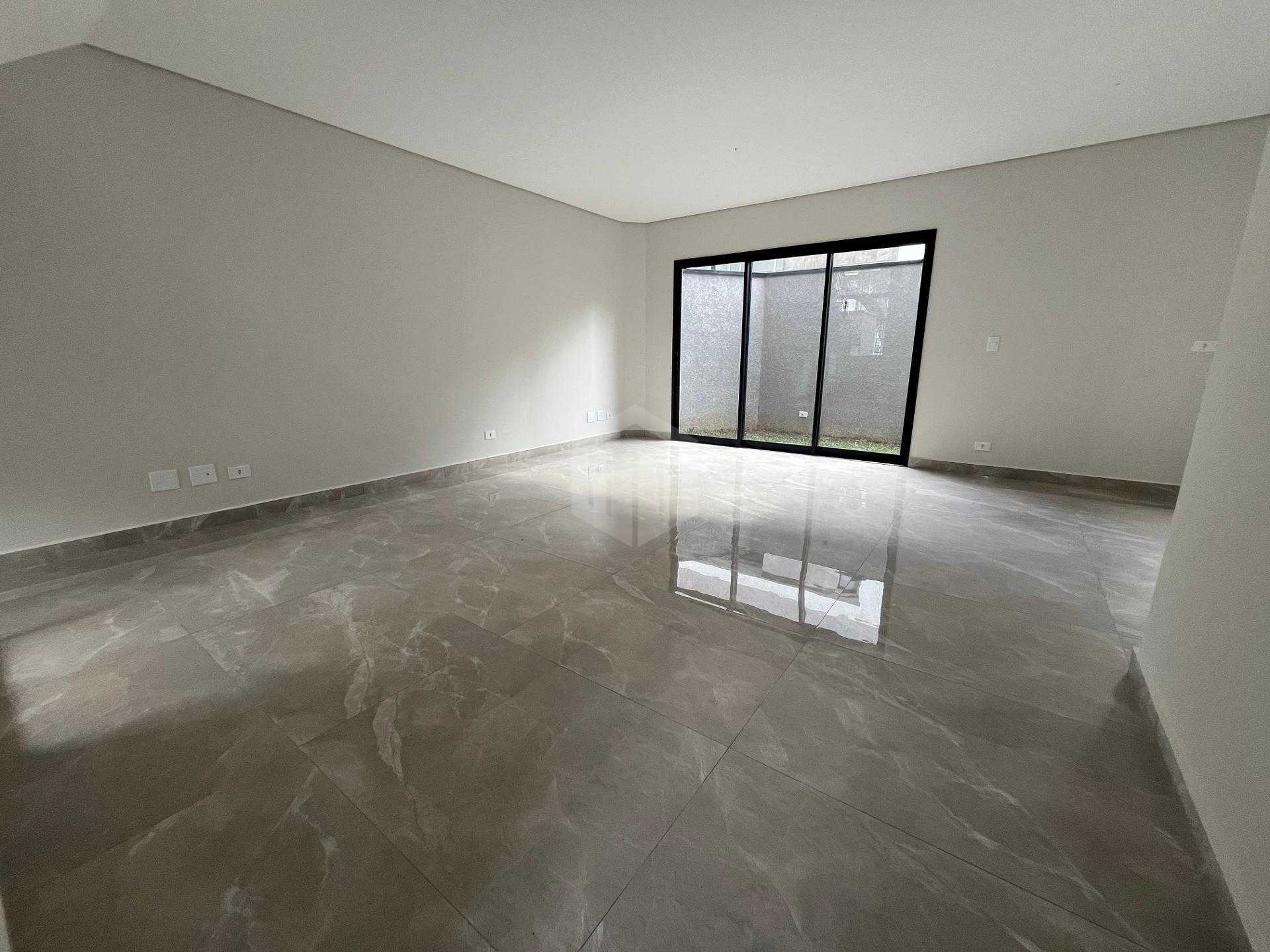 Sobrado Triplex à Venda, 3 Suítes, 159 m², Bairro Uberaba, CUR...