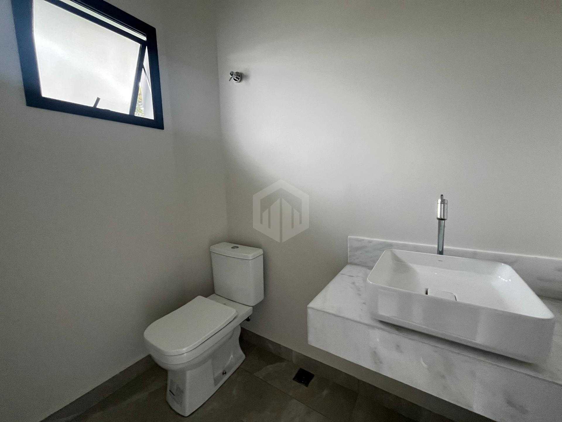 Sobrado Triplex à Venda, 3 Suítes, 159 m², Bairro Uberaba, CUR...