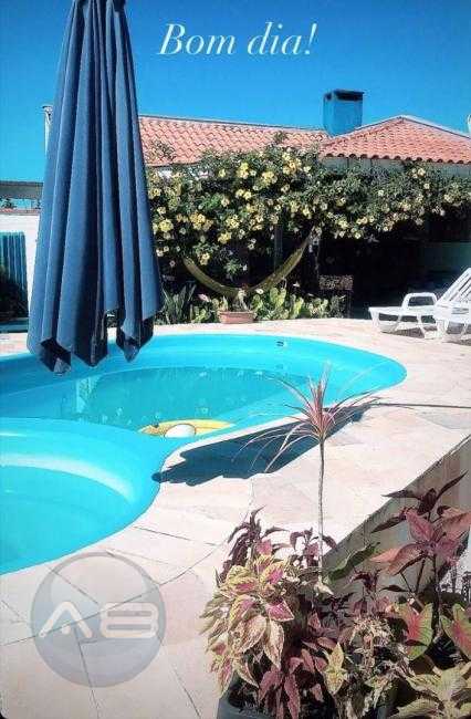 Casa com piscina 3 Q e 1 suite - amplo quintal - paisagismo