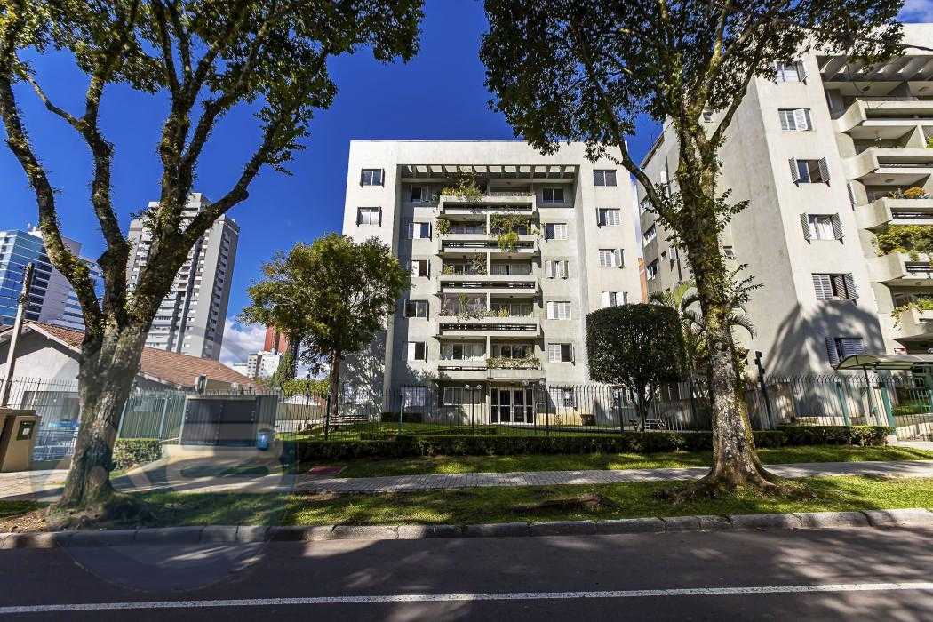 Apartamento com 2 Quartos no Juvevê com Garagem e Elevador