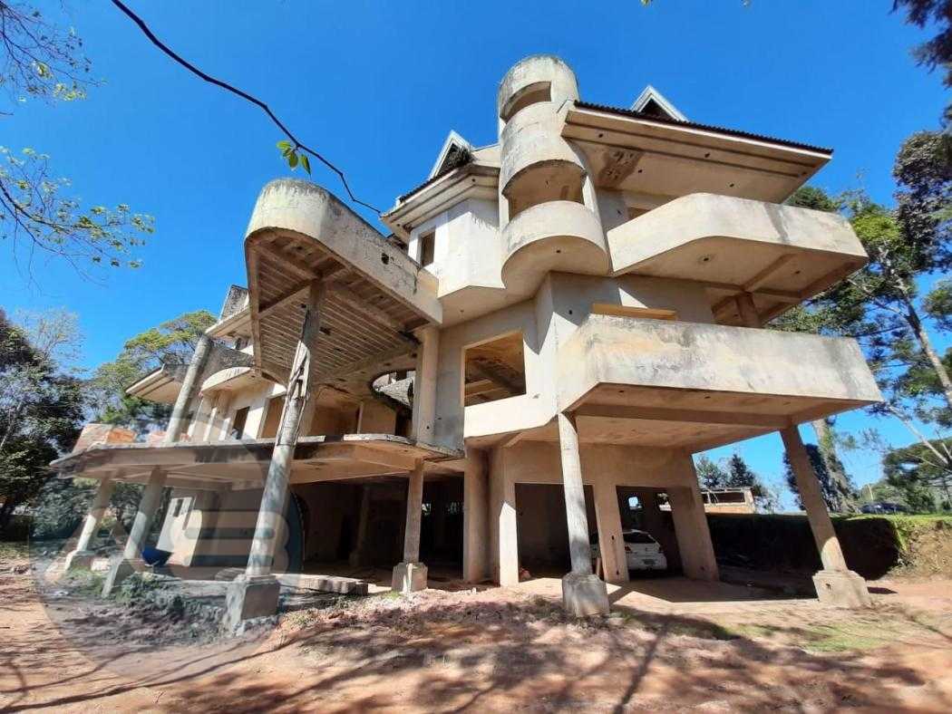 Terreno de 8000m2 e casa em construção na Wadislau Bugalski.
