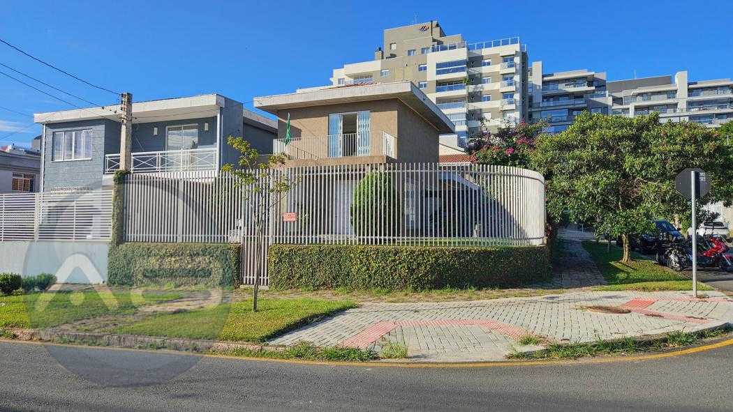 Casa de 240 m² construído com 3 dormitórios sendo 2 suítes e 4...