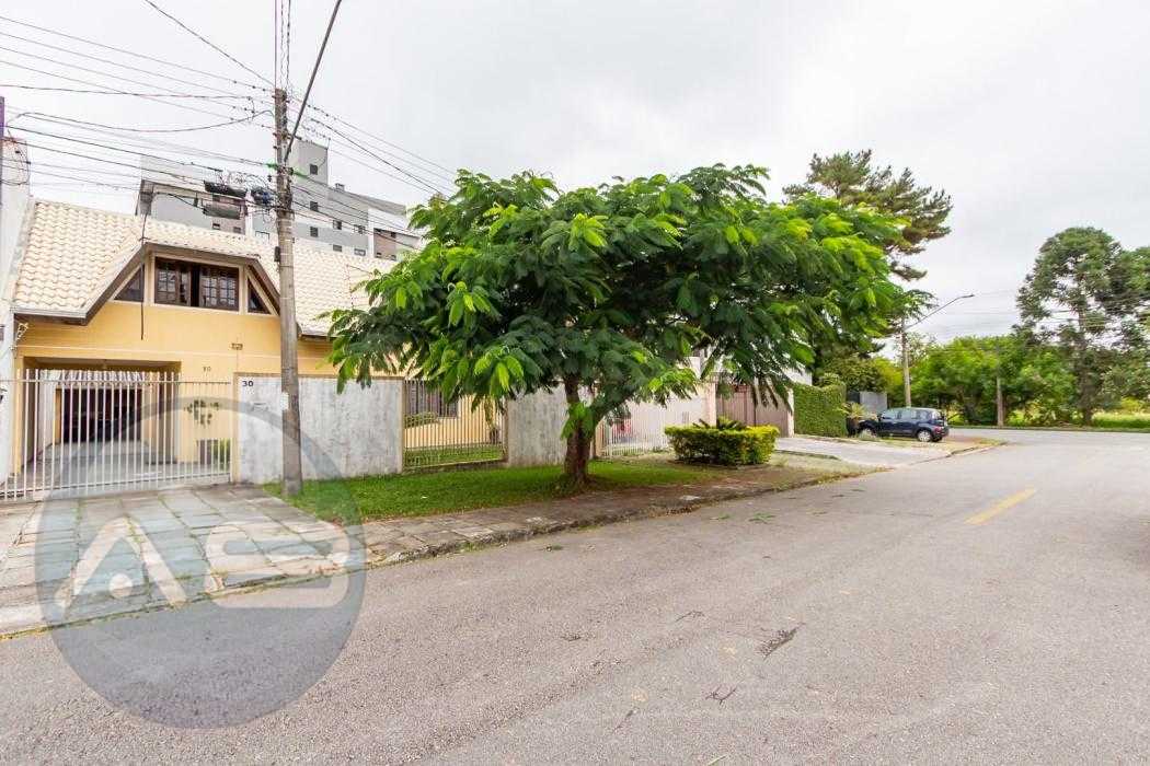 Oportunidade em Curitiba: Casa Averbada com Quintal e Churrasq...