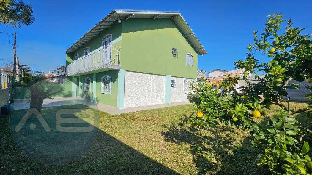 Sobrado de 210 m² com amplo terreno 4 dormitórios sendo 1 suít...