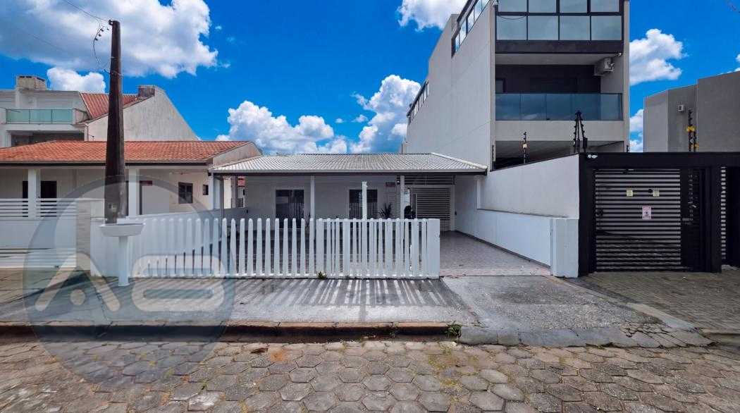 Casa Mobiliada com 3 dormitórios à venda, 150 m² por R$ 1.300....